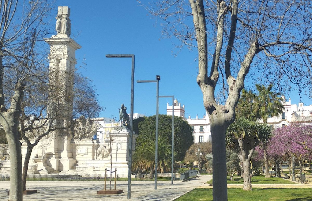 Farolas en la Plaza de España en Cádiz.  TWITTER