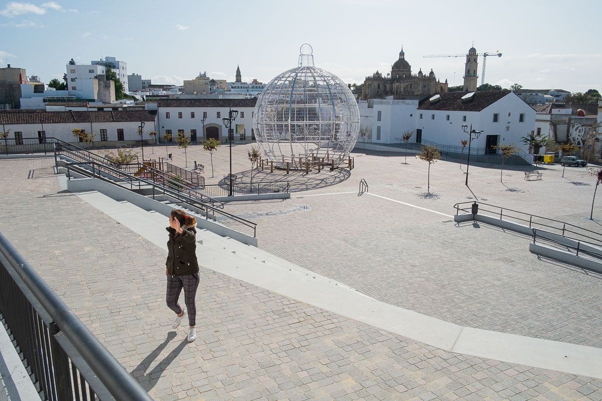 La Bola de la plaza Belén ya está a punto para su encendido, en una imagen de días pasados. FOTO: MANU GARCÍA