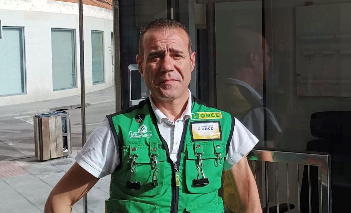 Pablo Jiménez, vendedor de la ONCE, reparte fortuna en Alcalá de Guadaíra. 