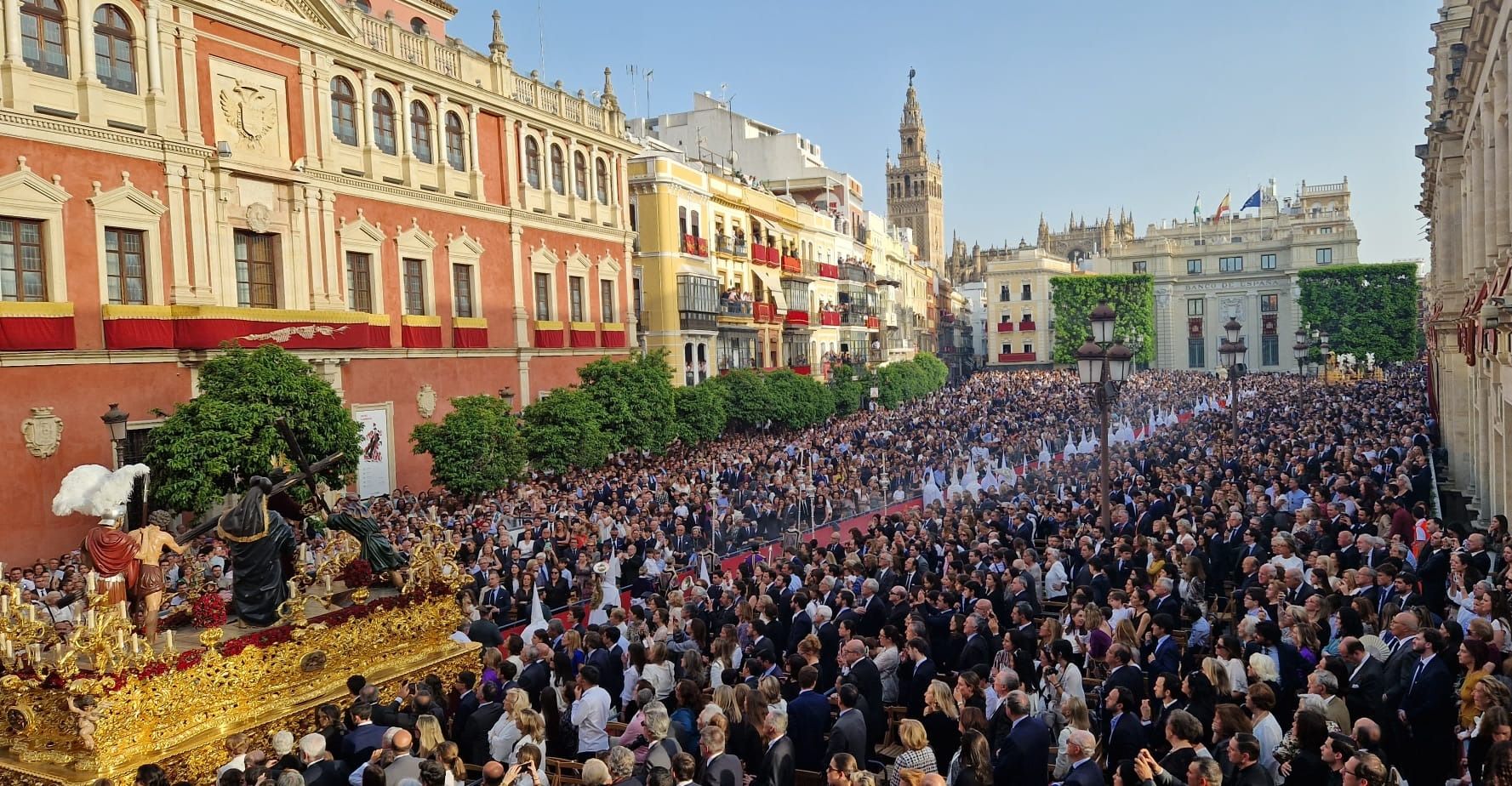 Sábado Santo multitudinario en la Semana Santa de Sevilla 2023. AYTOSEVILLA 