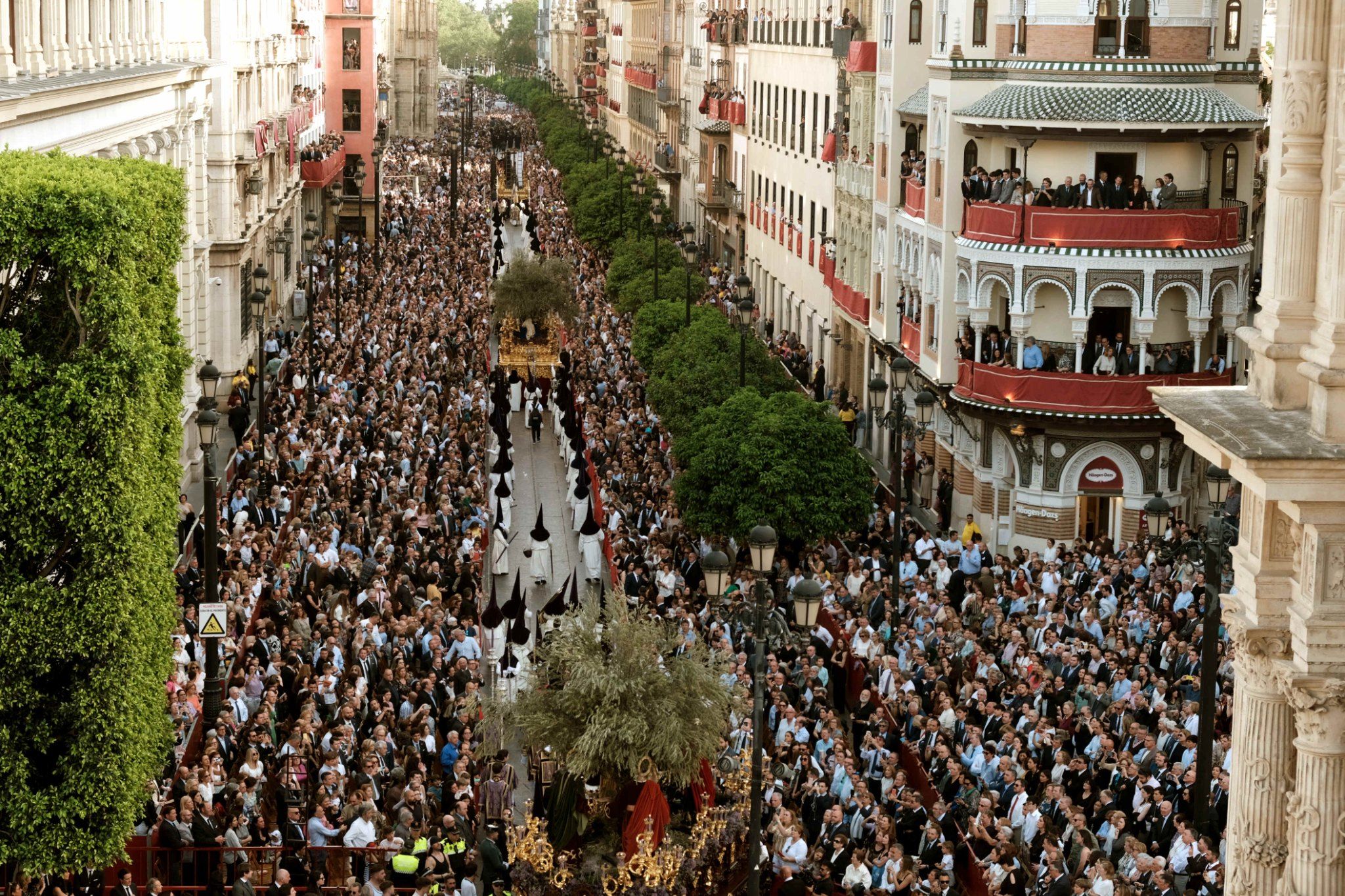 Fin de la Semana Santa multitudinaria: más de dos millones de movimientos  de personas en Sevilla