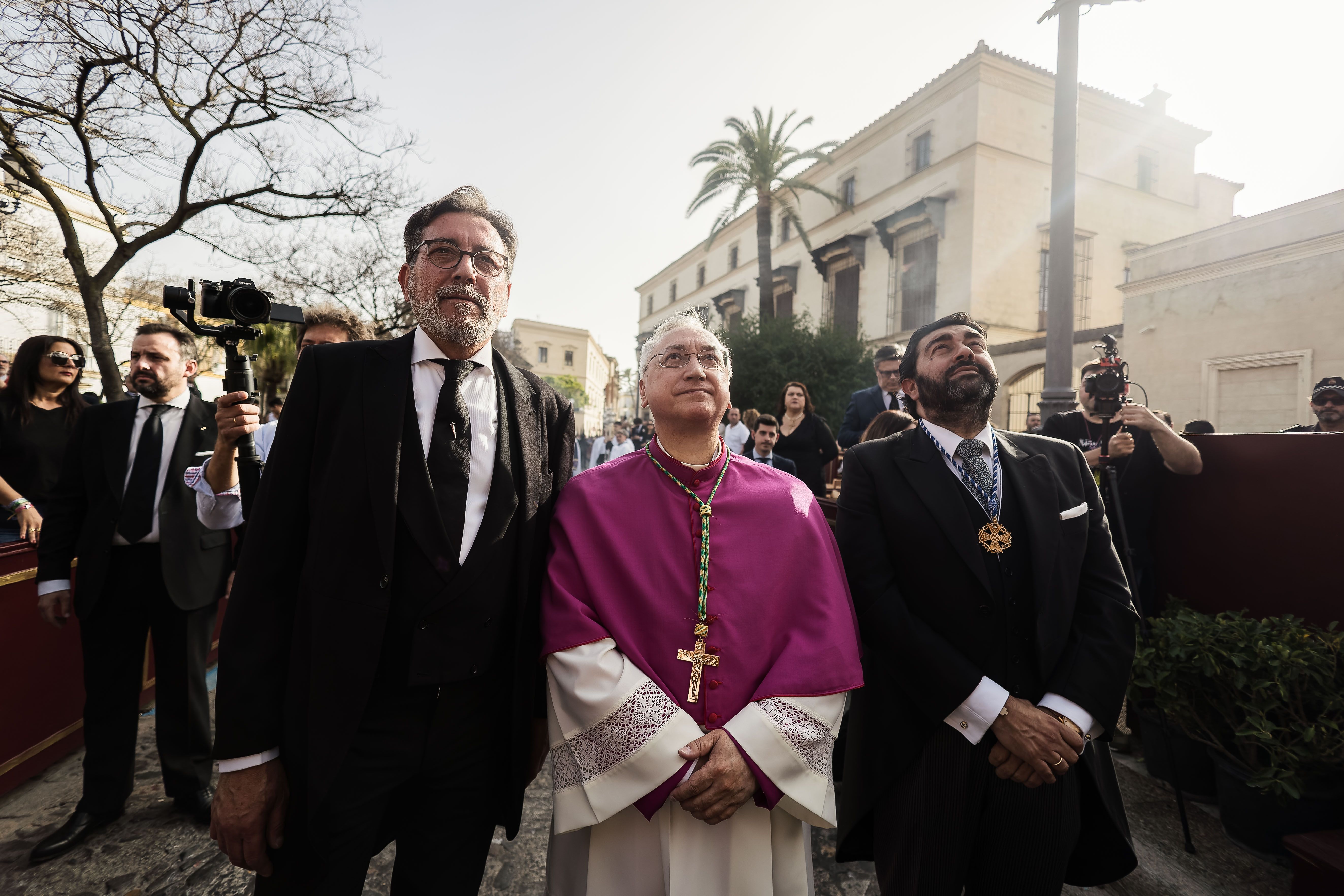  El obispo, el presidente y Martín Gomez ante el paso de La Mortaja el Sábado Santo celebrando su primera entrada en Carrera Oficial.