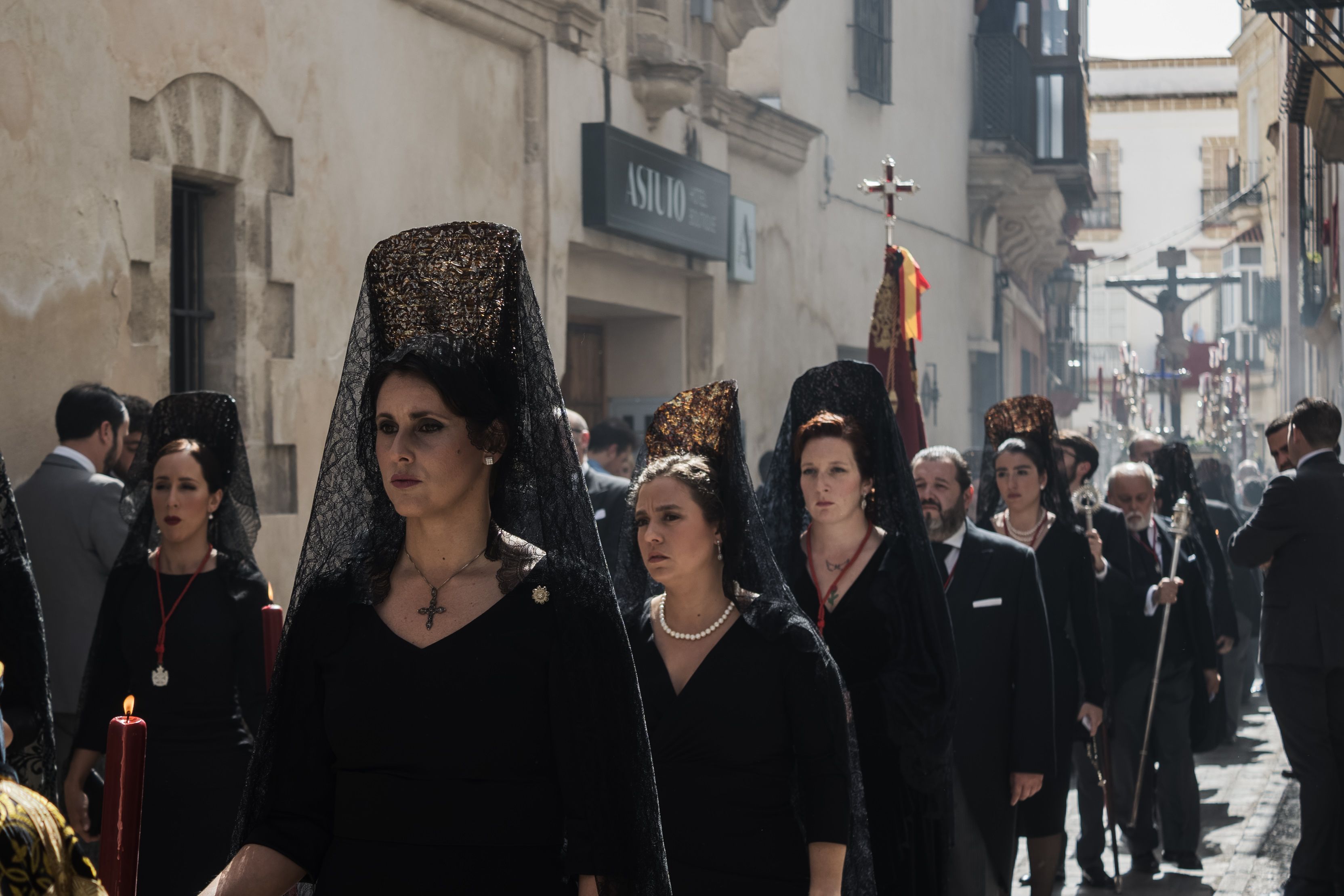 Mujeres de mantilla ante el paso del Cristo de las Almas el pasado Sábado Santo.