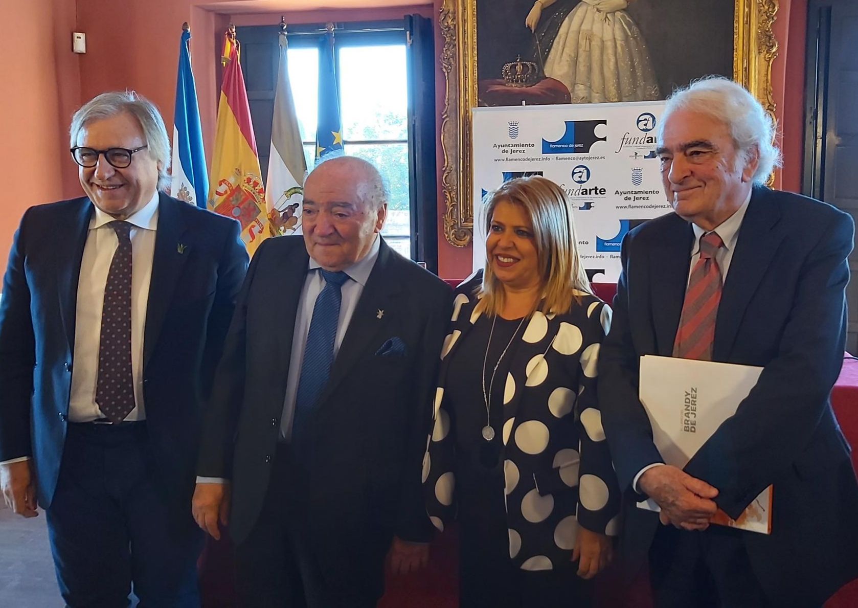 La alcaldesa Mamen Sánchez y el teniente de alcaldesa Paco Camas con Antonio Benítez Manosalbas y José María Velázquez Gaztelu.