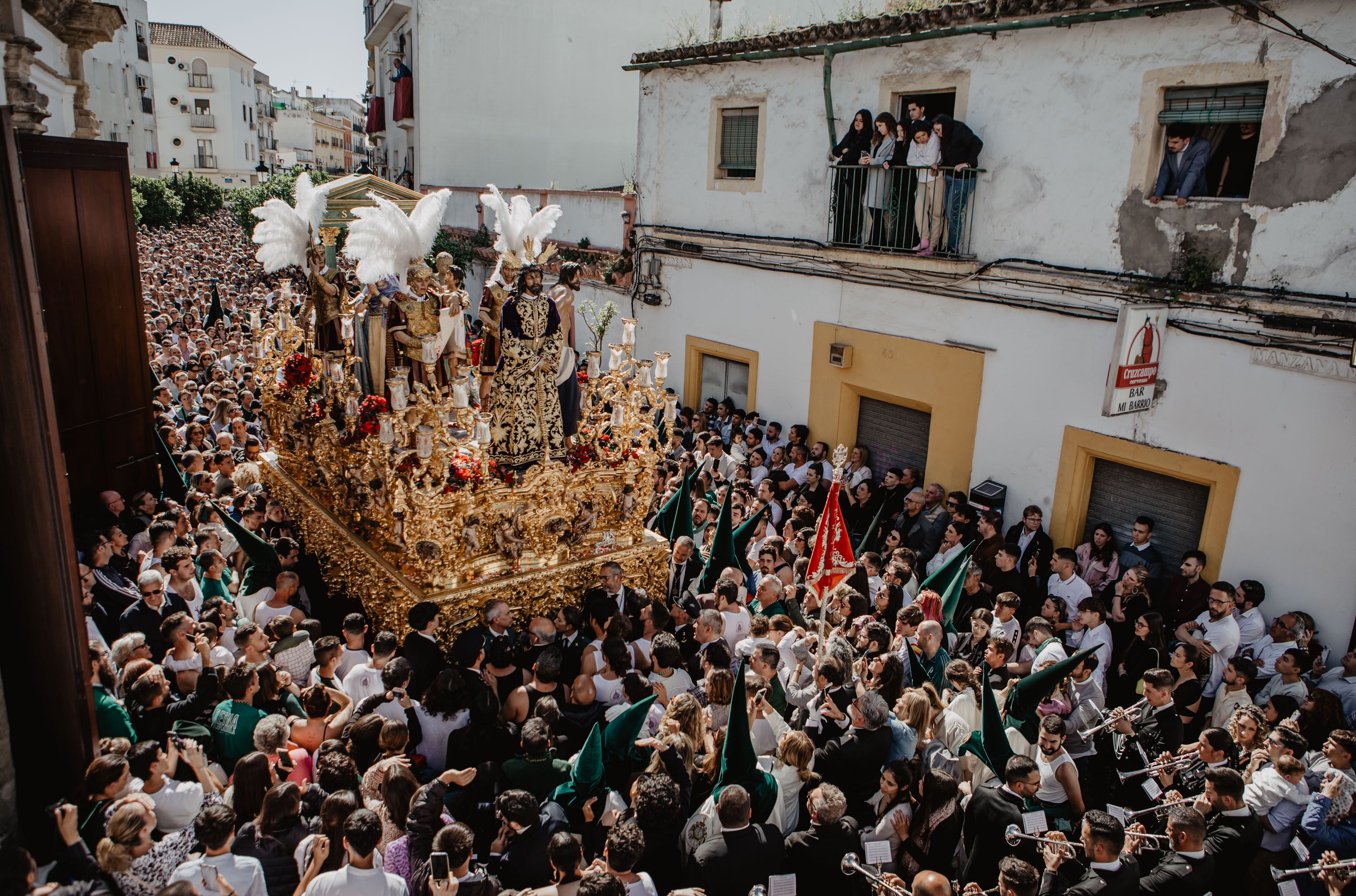 Recogida de la Hermandad de la Yedra, este pasado viernes en Jerez, en una mezcla perfecta de atracción turística, religiosidad y cultura.