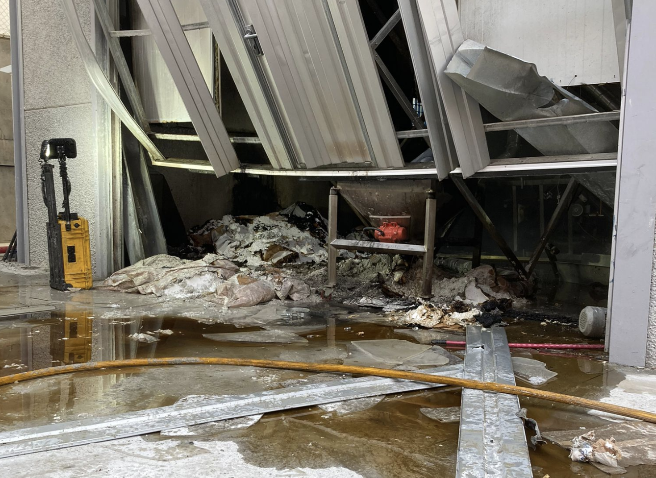 La explosión de una máquina en una empresa química de Bollullos deja dos heridos.