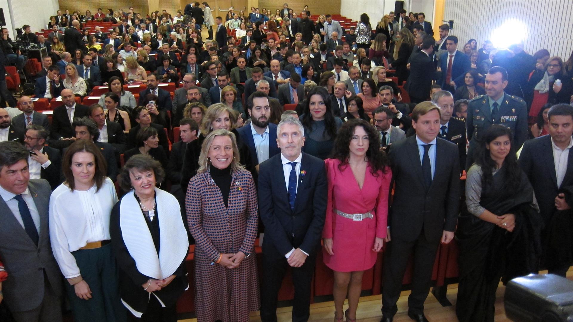 El ministro en funciones Fernando Grande-Marlaska, junto a la consejera Rocío Ruiz, en la entrega de los Premios LGTB Andalucía.
