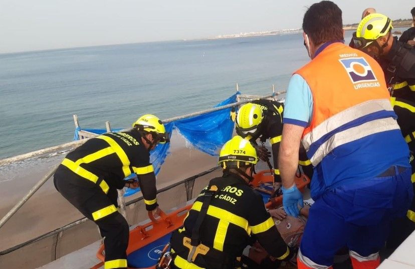 Bomberos rescatan a operario en El Puerto. BOMBEROS.