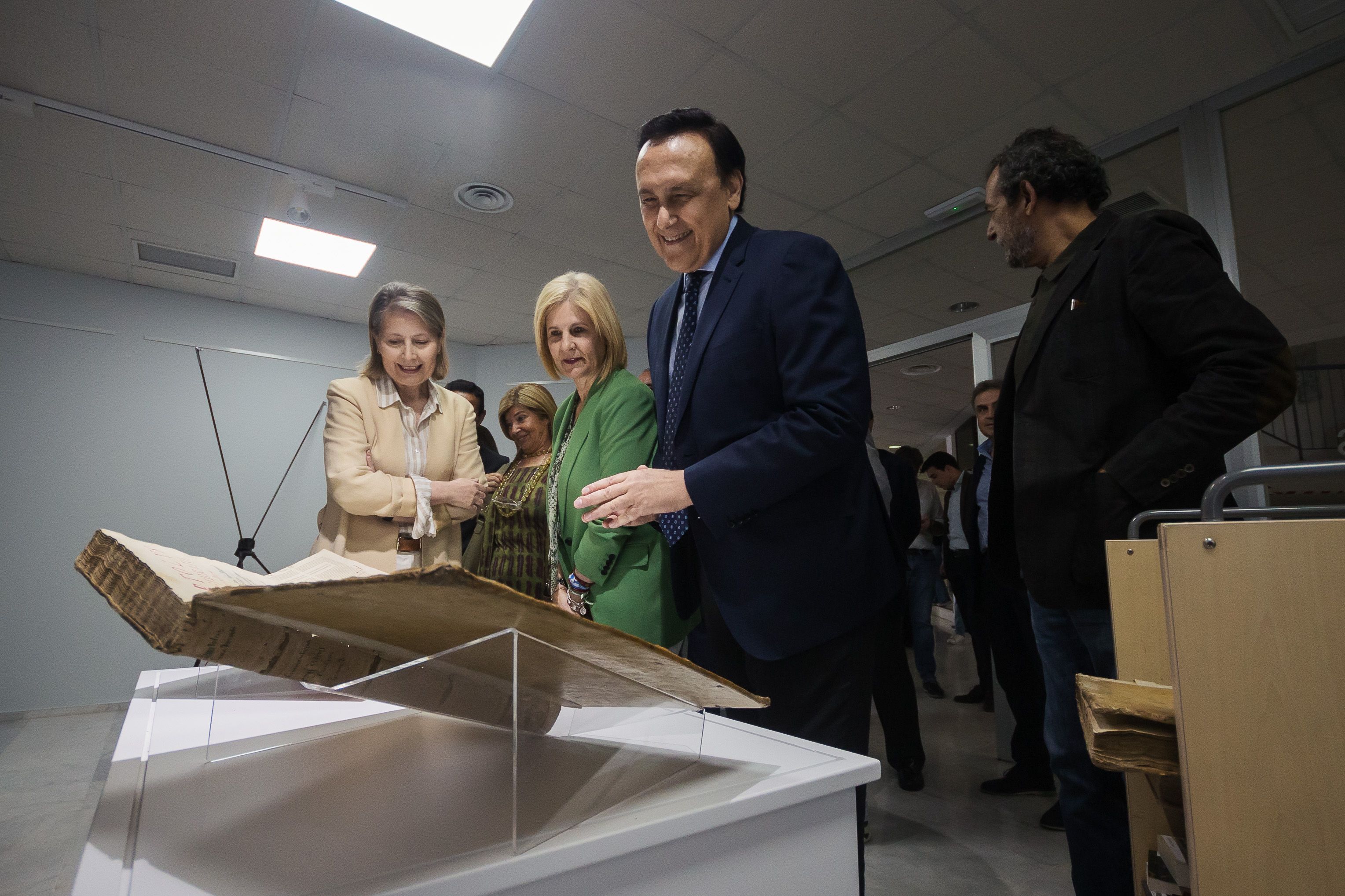 El consejero observa ejemplares en la exposición ubicada en la Biblioteca. 