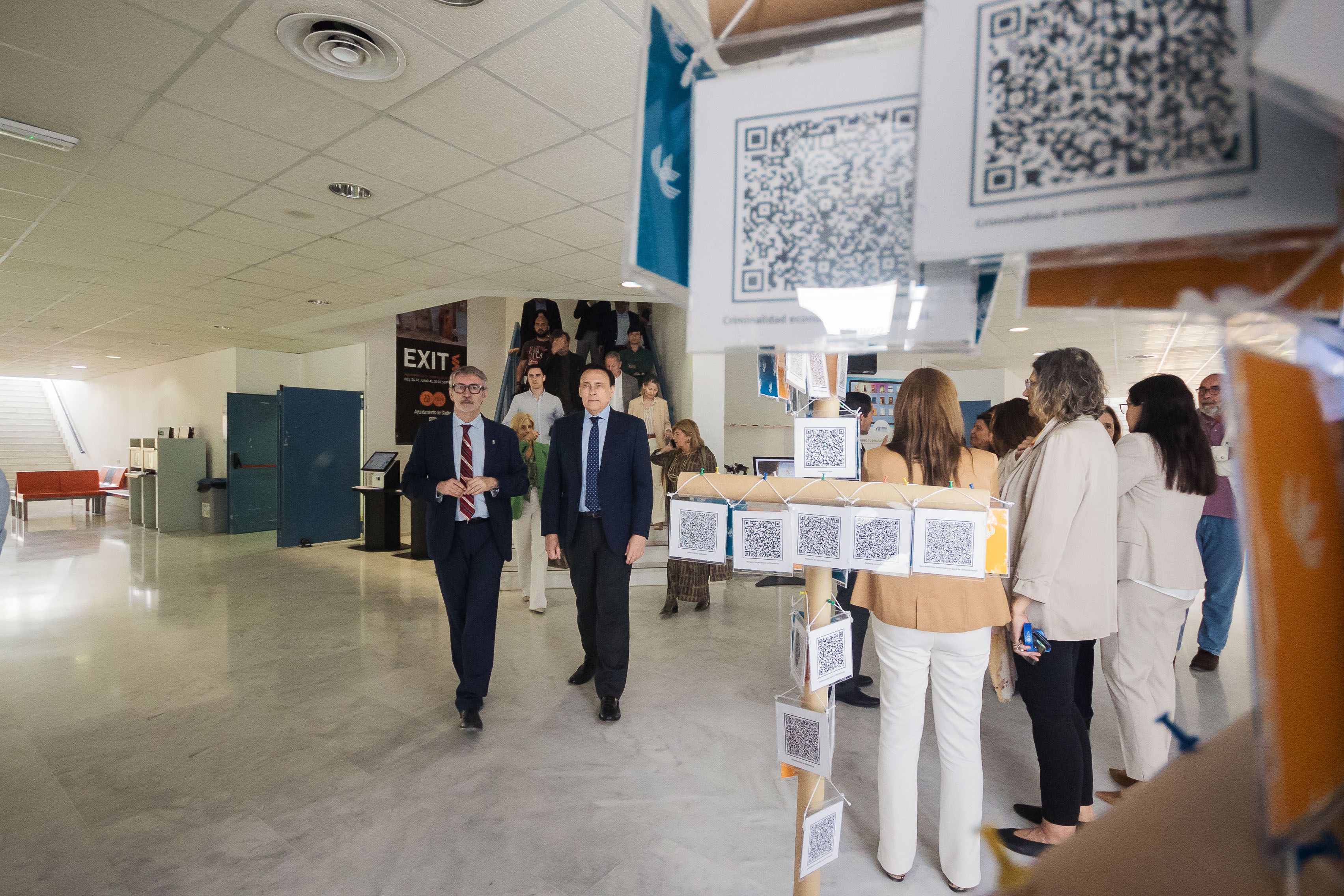 El rector, Francisco Piniella, acompaña al consejero. 