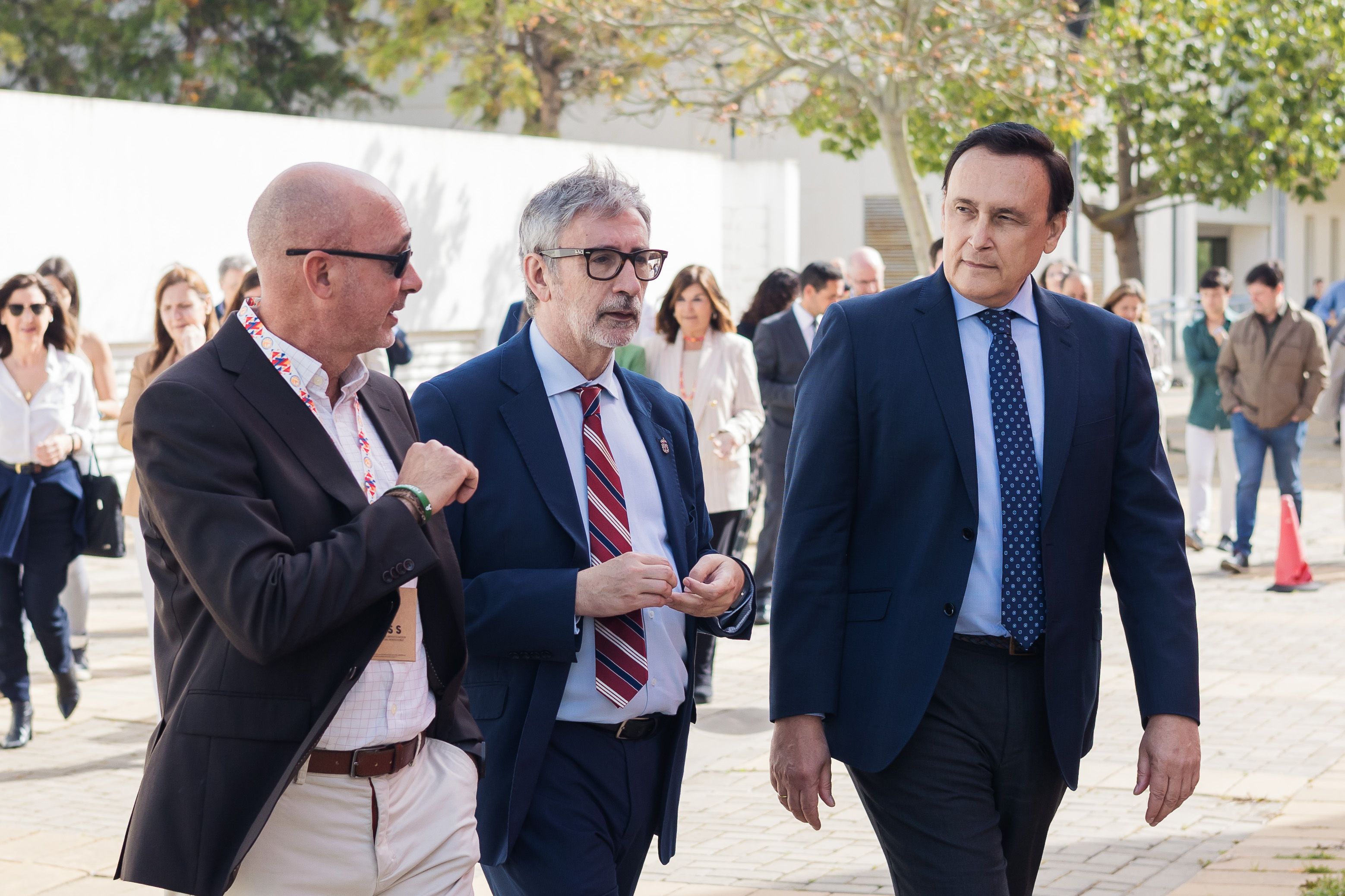 El consejero andaluz junto al rector de la UCA y otros acompañantes. 