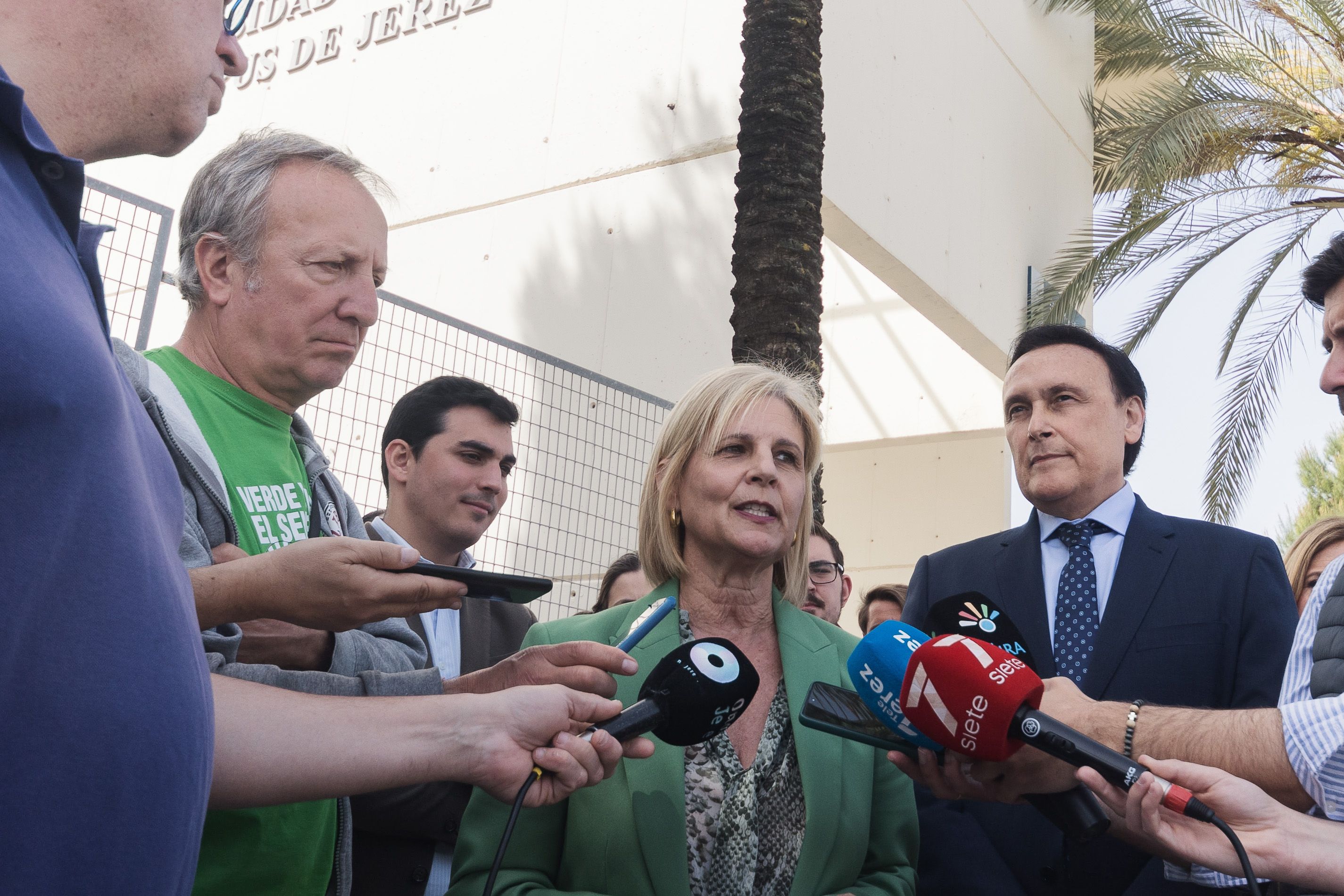 Pelayo interviene ante los medios. 