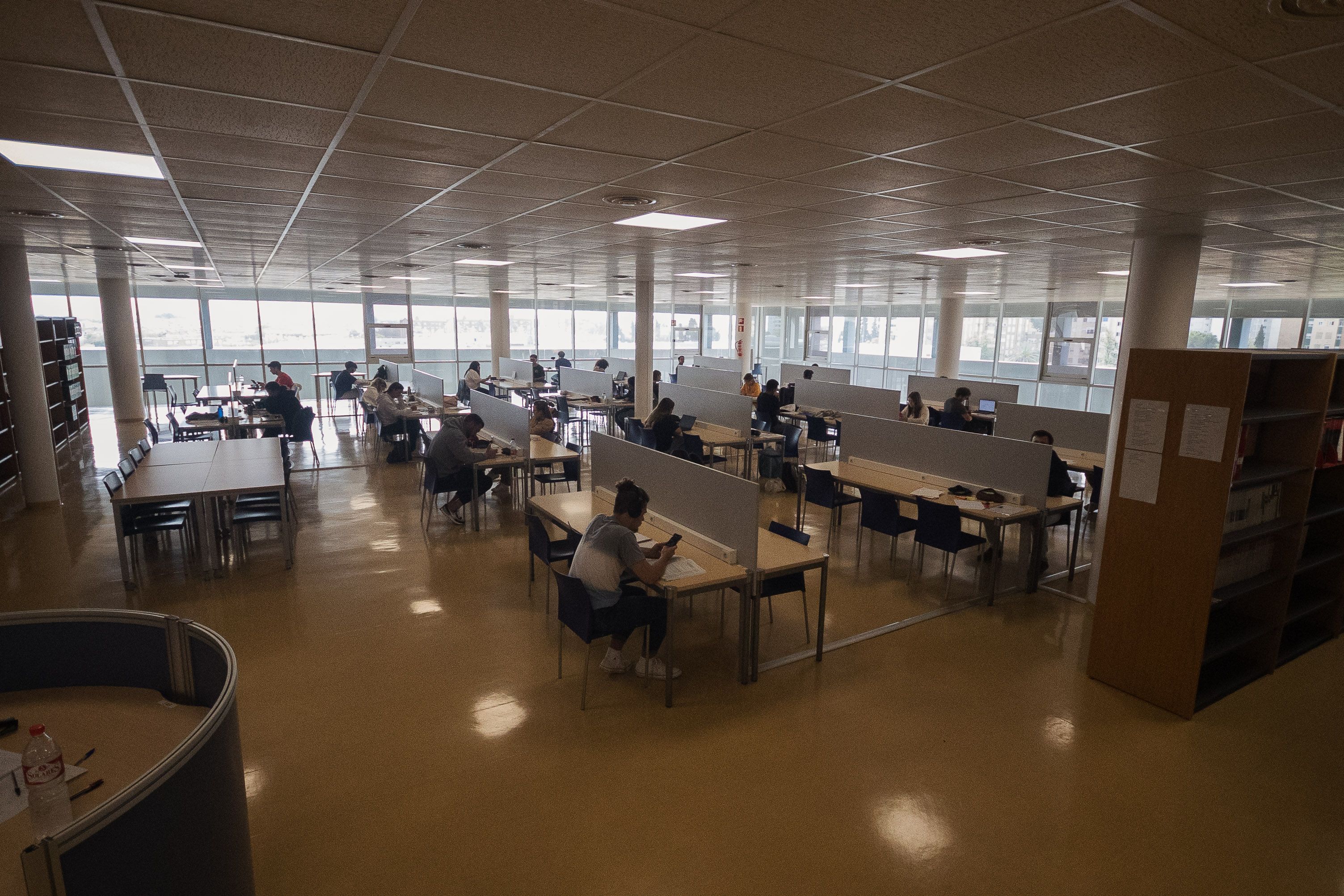 La biblioteca de la UCA, con universitarios en una época de exámenes, en una imagen de archivo. La biblioteca de la UCA, con universitarios en una época de exámenes, en una imagen de archivo.