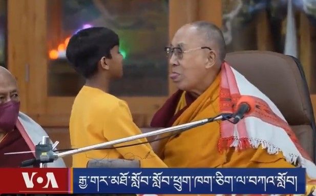 Dalai Lama pide que le bese en la boca a un niño. TWITTER