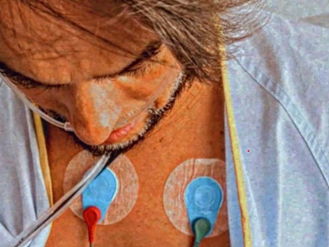 El bailaor Joaquín Cortés informa sobre su estado de salud aún ingresado en el hospital.