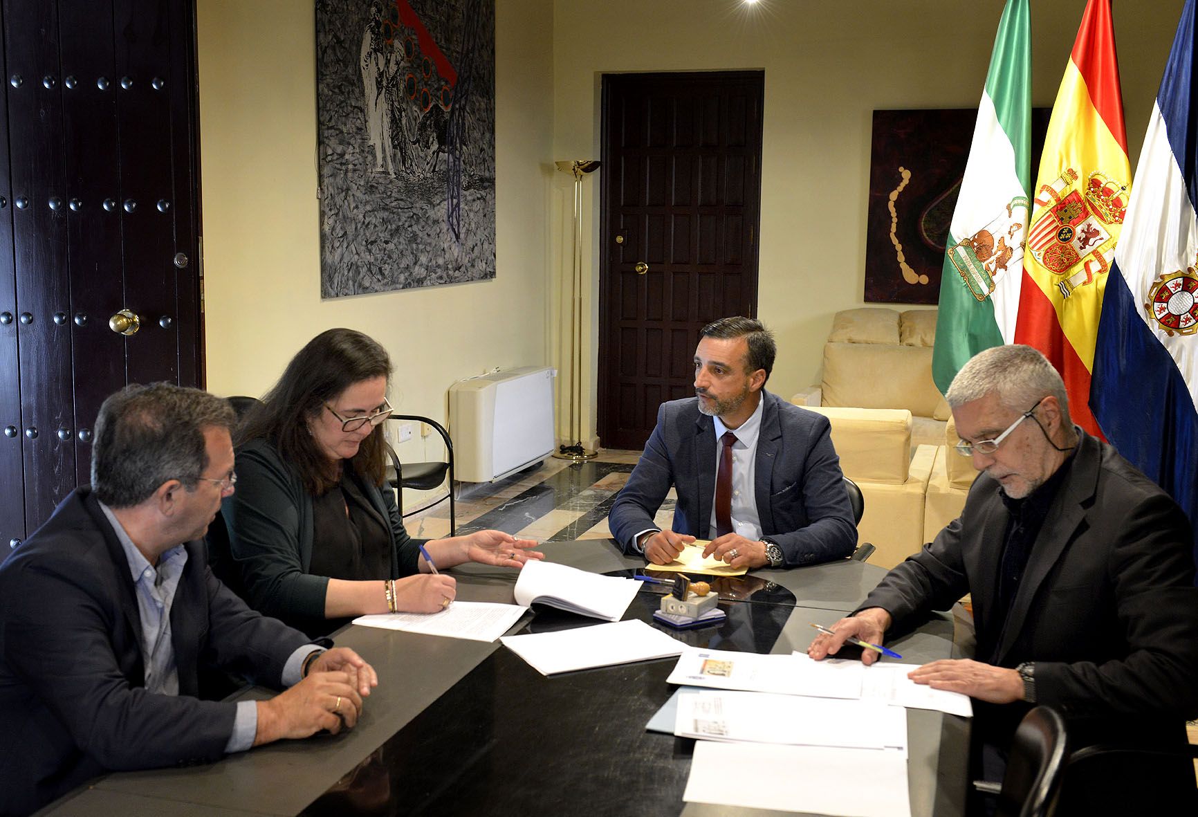 José Antonio Díaz, en una imagen de este lunes, firma el convenio de la vieja comisaría.