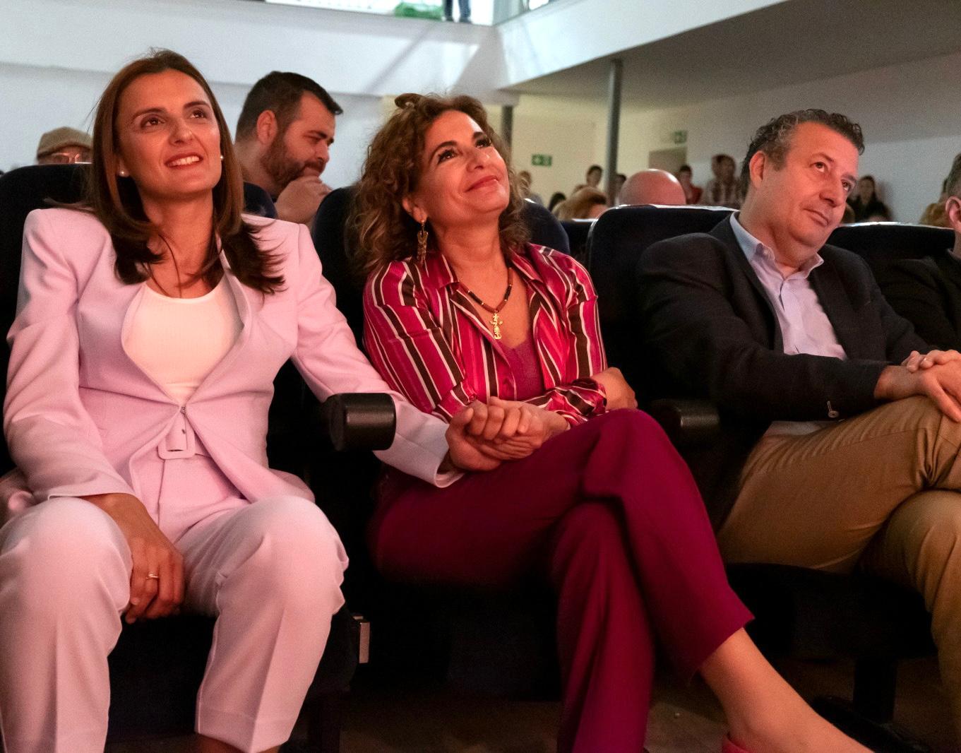 Rocío Campos, candidata a la Alcaldía, junto a Javier Fernández, secretario general del PSOE de Sevilla, y María Jesús Montero.