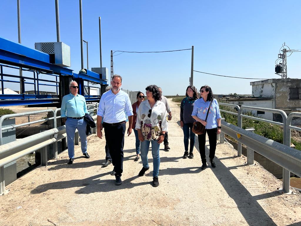 Carmen Álvarez y Ramón Galán, presentando el proyecto del carril bici entre Sanlúcar y Trebujena.