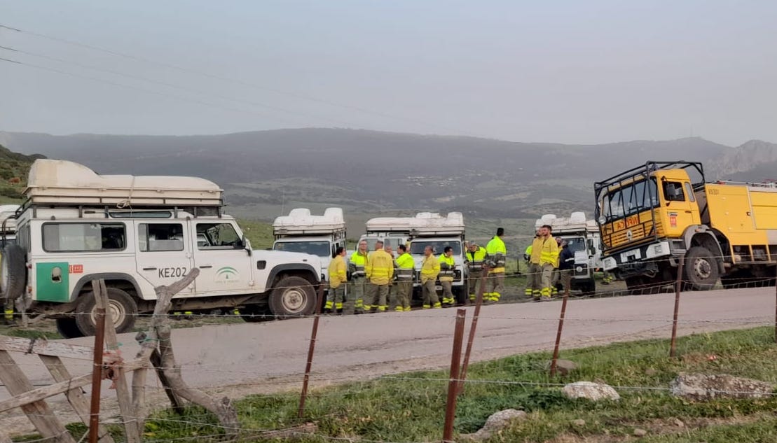 Últimos efectivos que quedan en el incendio de Tarifa.