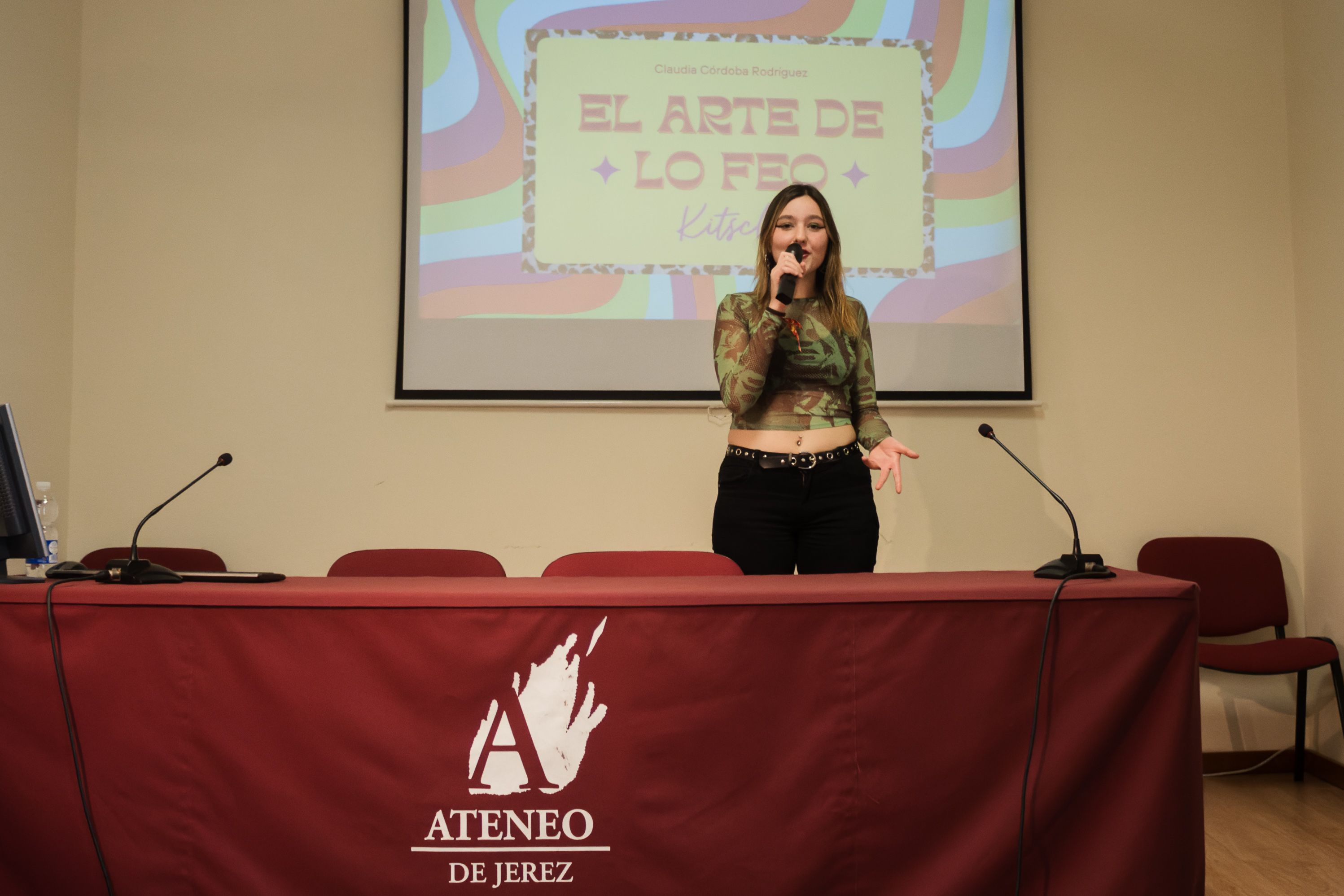 Claudia propone una conferencia titulada 'El arte de lo feo'.