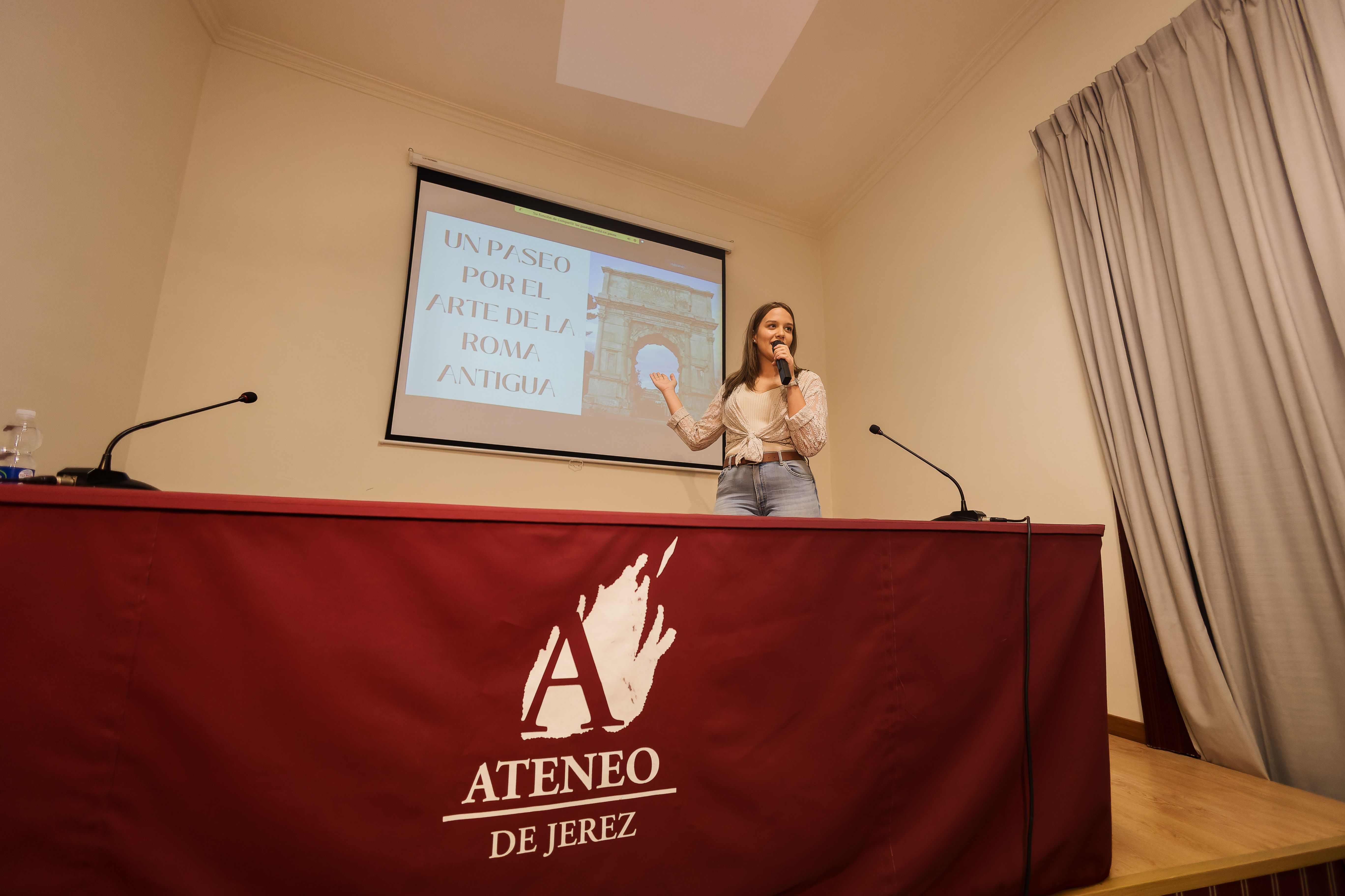 Lucía pone en valor los tesoros de la Roma antigua. 