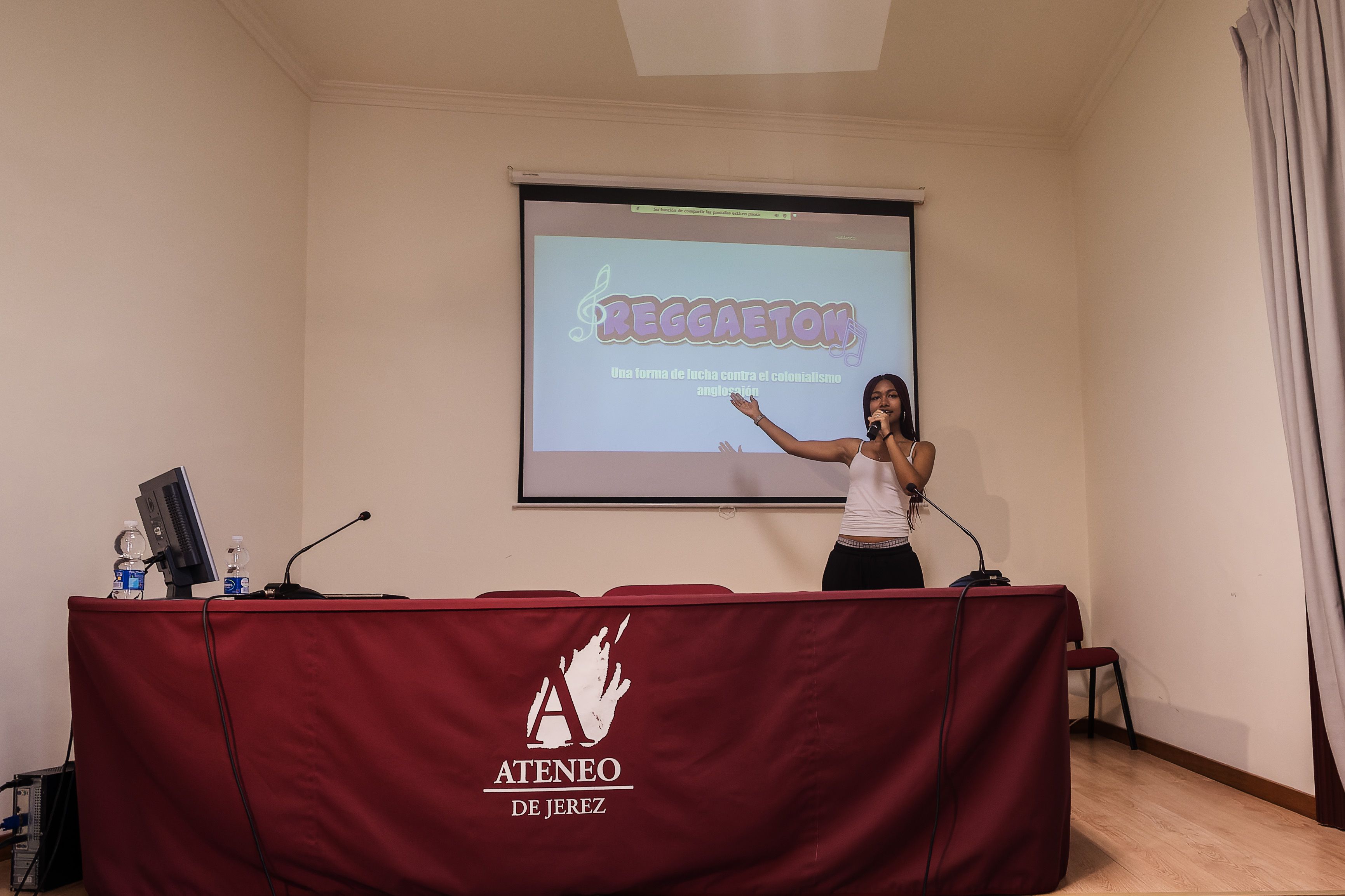 Brenda habla del género musical que suena en sus cascos. 