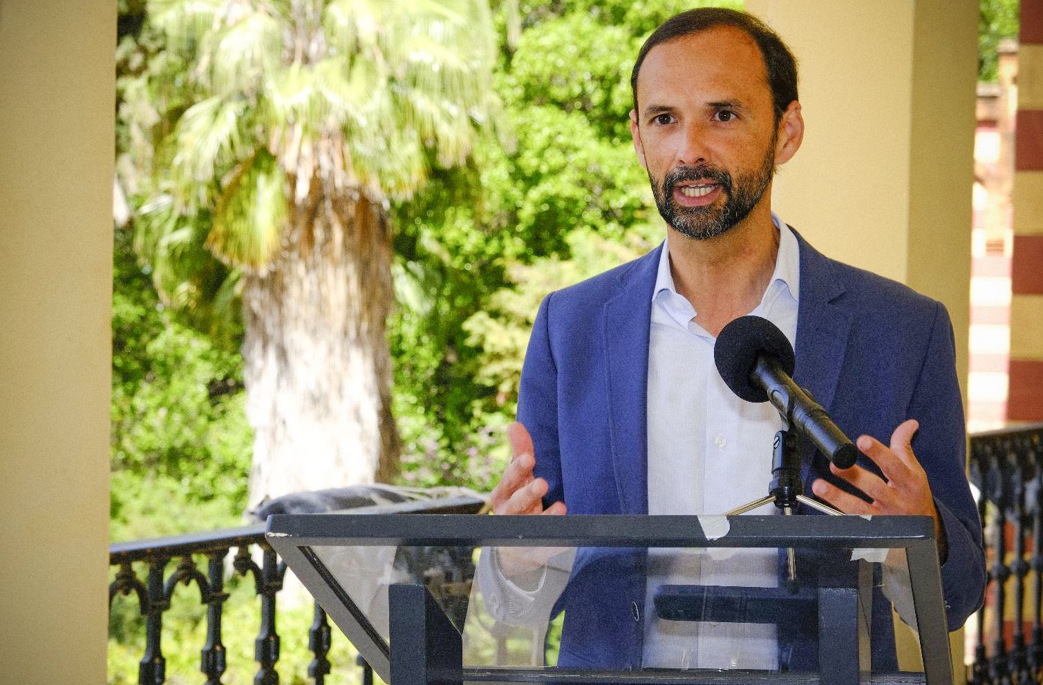 El alcalde sanluqueño, Víctor Mora, presentando el informe. 