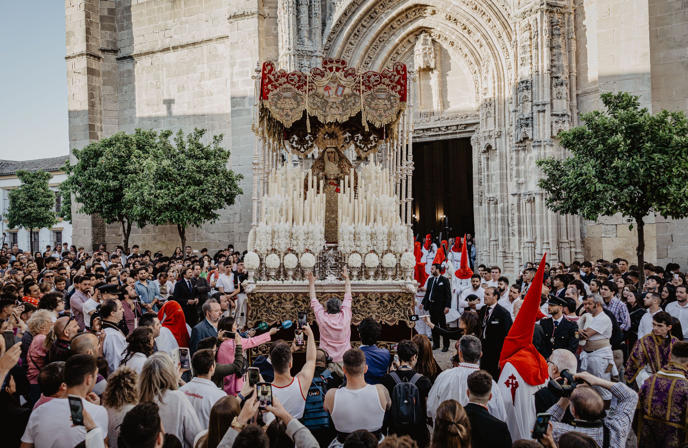 ¿Cuáles son las tres Semana Santa de la provincia de Cádiz 'de Interés Turístico Nacional'? Imagen de la Semana Santa de Jerez en la iglesia de Santiago.