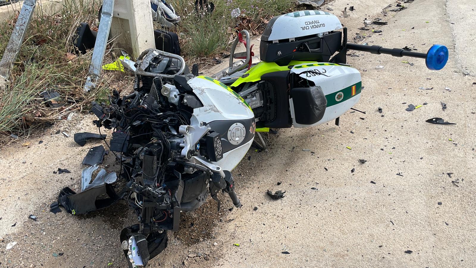 Estado en el que ha quedado la moto del agente de la Guardia Civil tras el accidente.