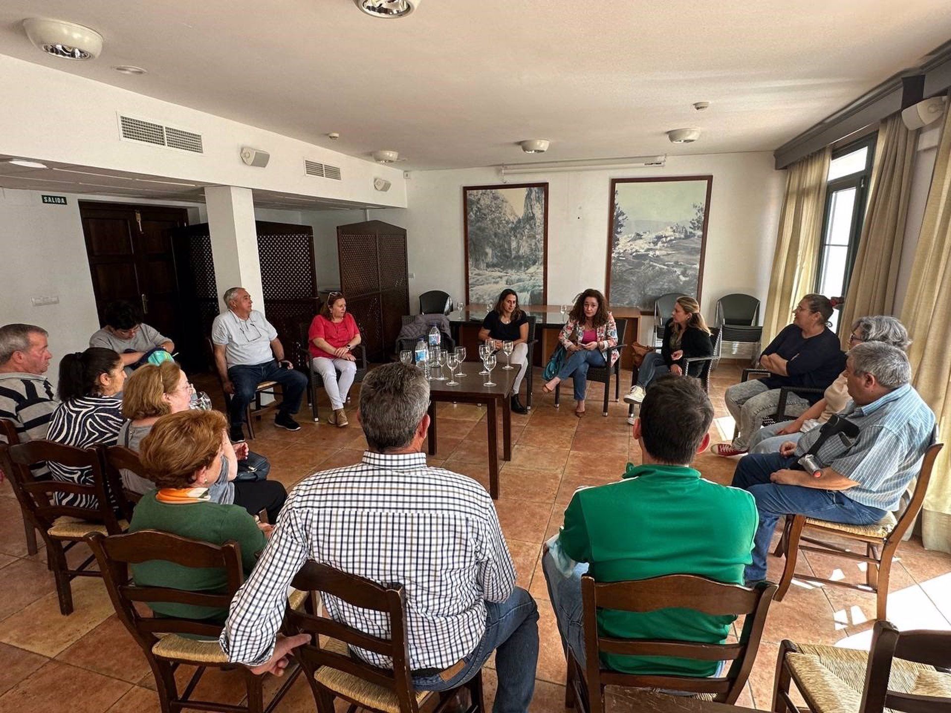 Un momento de la reunión de Nieto y Medina, este pasado lunes, con familiares de personas que podrían ser usuarios de este centro para personas con discapacidad en Olvera, en la Sierra de Cádiz.