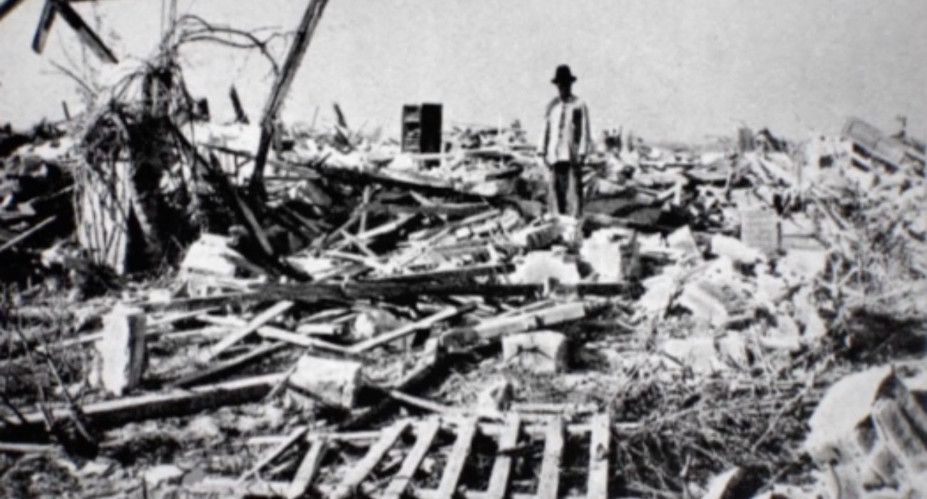 Un hombre, sobre las hectáreas de escombros que dejó la explosión del 18 de agosto de 1947.