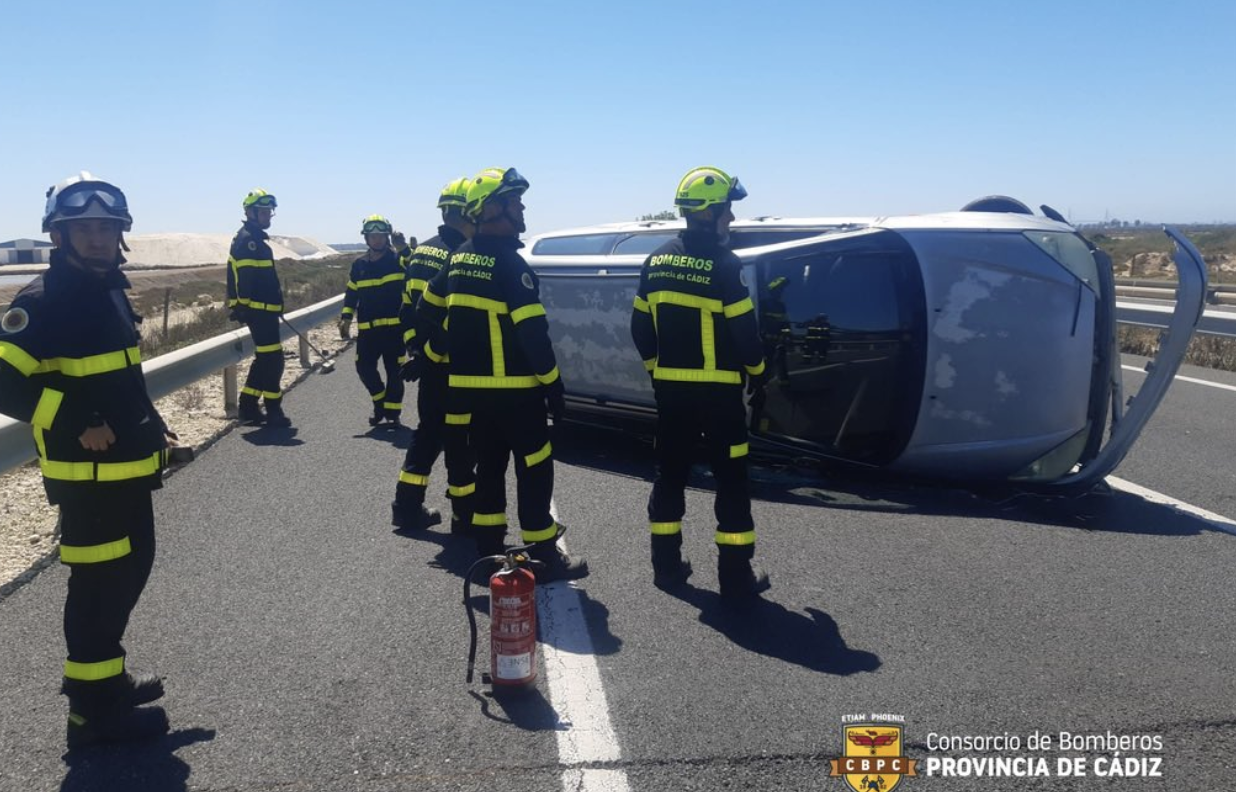Vuelca el coche tras un frenazo brusco en un tramo de la A4 entre El Puerto y Jerez.
