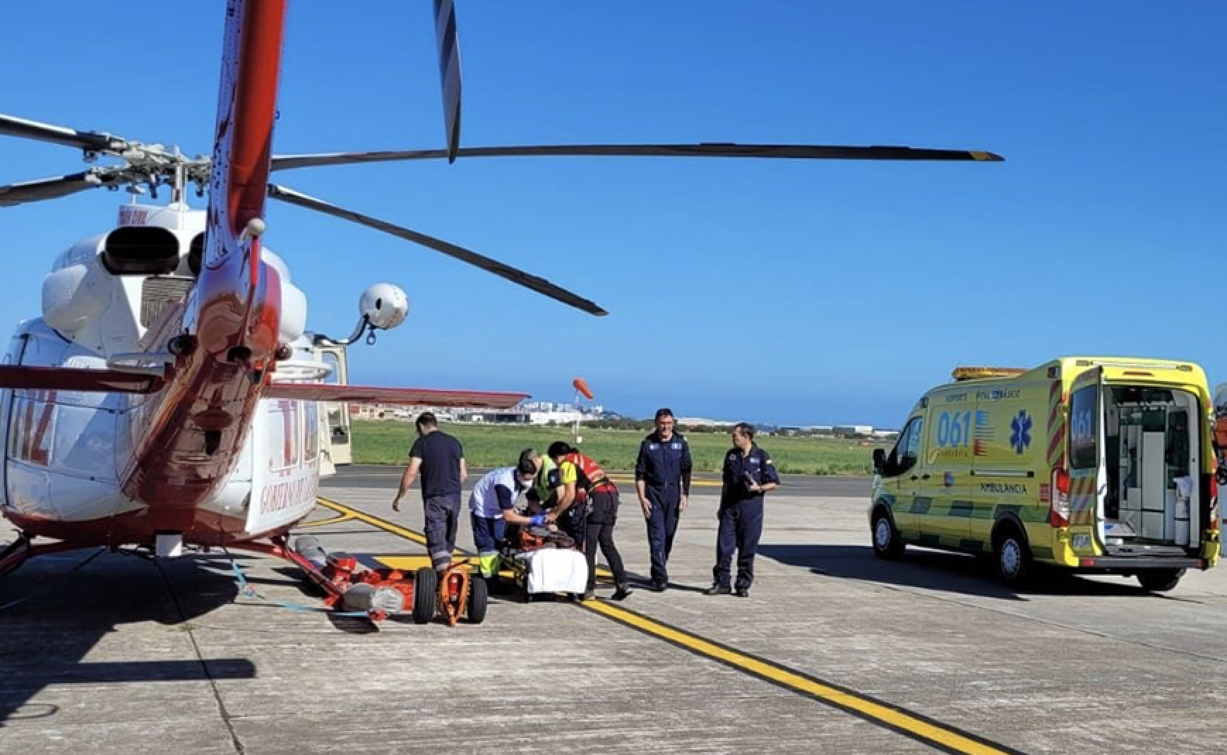 Herido grave en una mano un trabajador de 63 años de una imprenta de Ubrique. Imagen de archivo de un helicóptero del 061 evacuando a un herido.