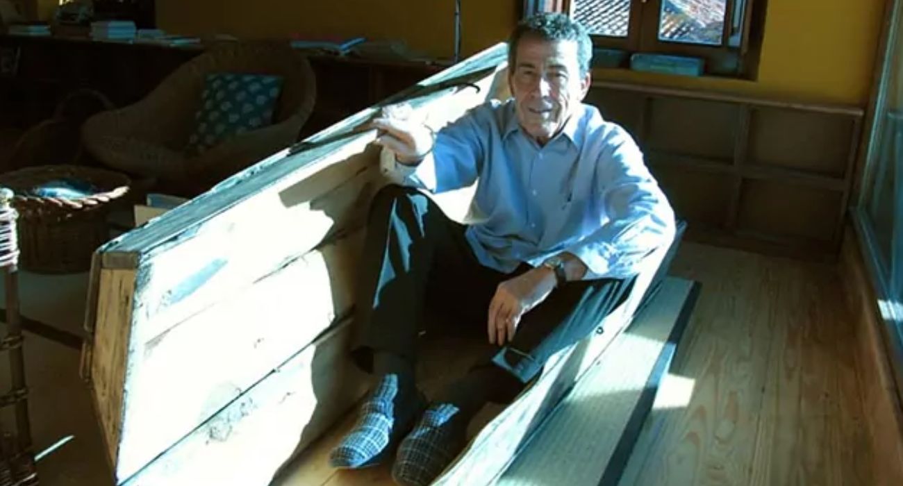 Sánchez Dragó, en el ataúd que tenía en su despacho.