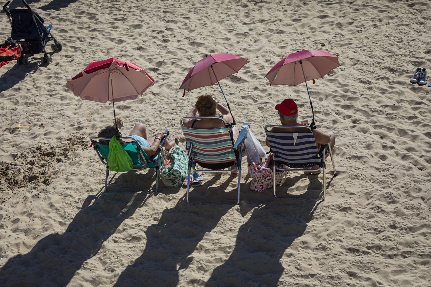 Mujeres en la playa de La Caleta, en Cádiz, este pasado martes, impulsadas por el calor anormal de este mes de abril.
