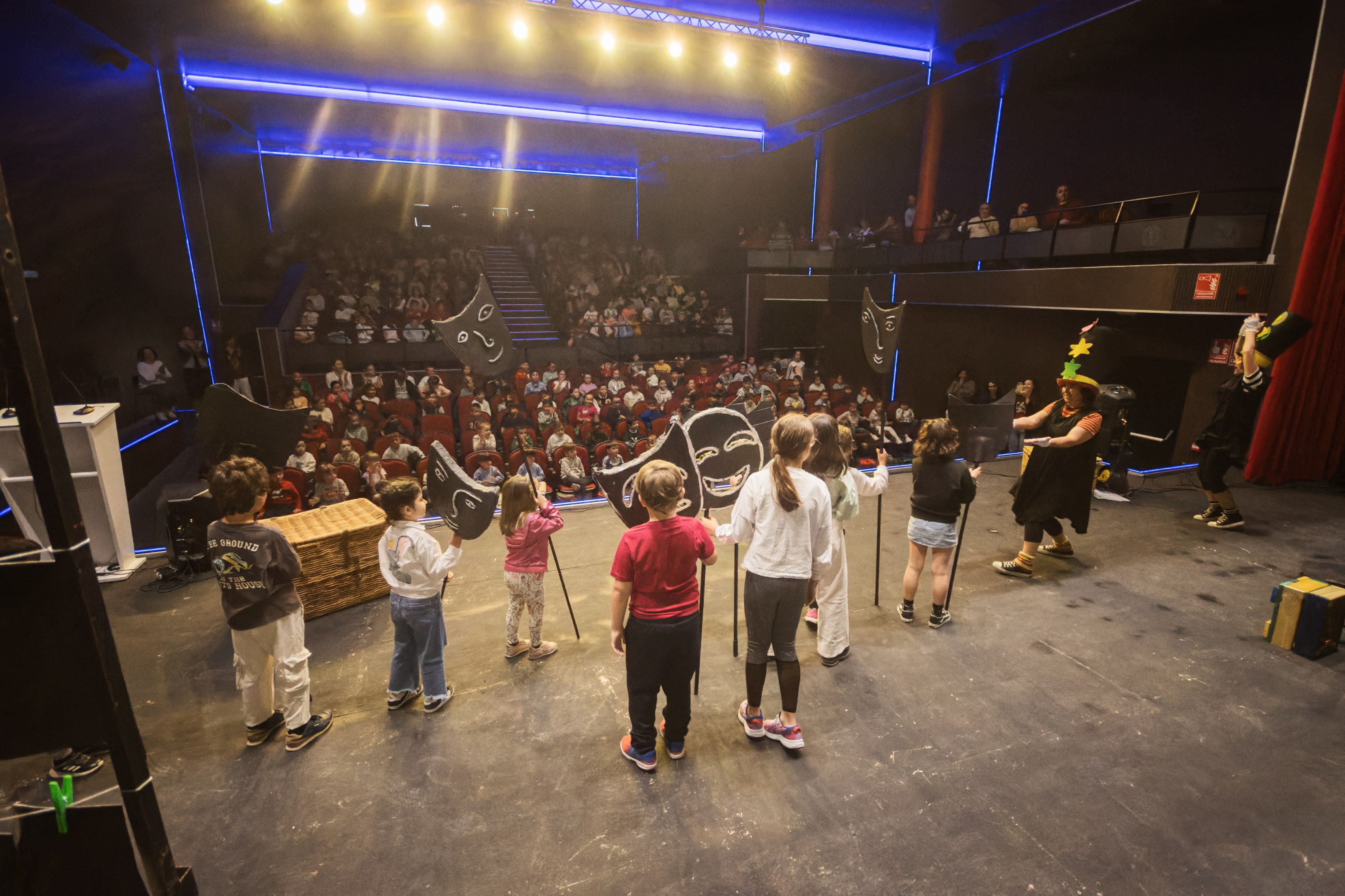 Escolares de Trebujena, en el escenario y en el patio de butacas, este pasado martes, del teatro municipal José Manuel Valderas García.