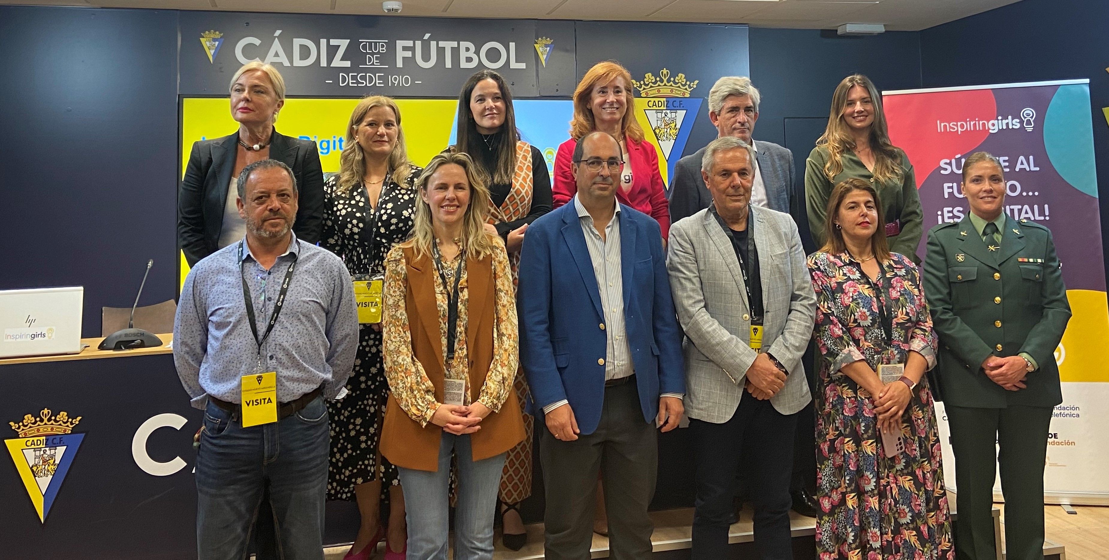 Presentación del Bus Digital en las instalaciones del Cádiz C.F.  