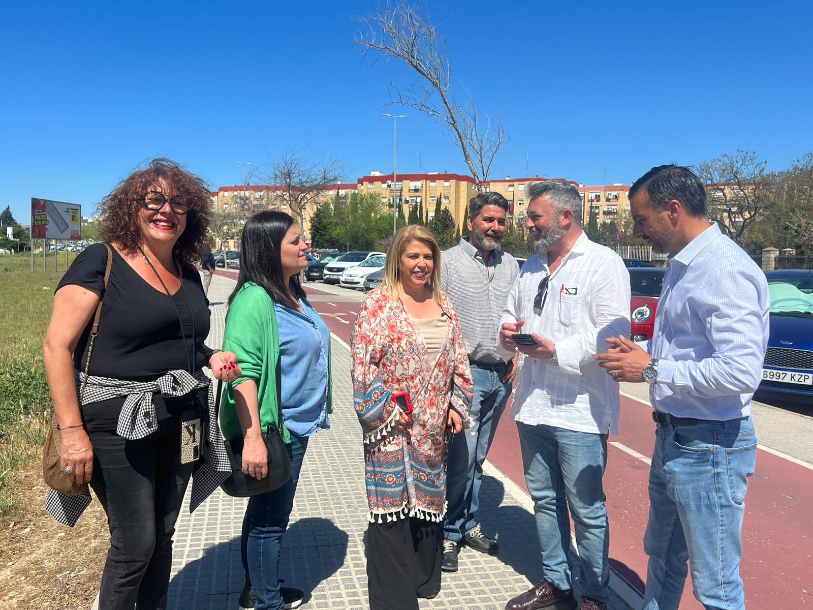 Jerez contará con “la mejor Ciudad del Mayor de España”, según Mamen Sánchez. En la imagen, la alcaldesa junto a miembros de su candidatura visitando la zona de La Granja. 