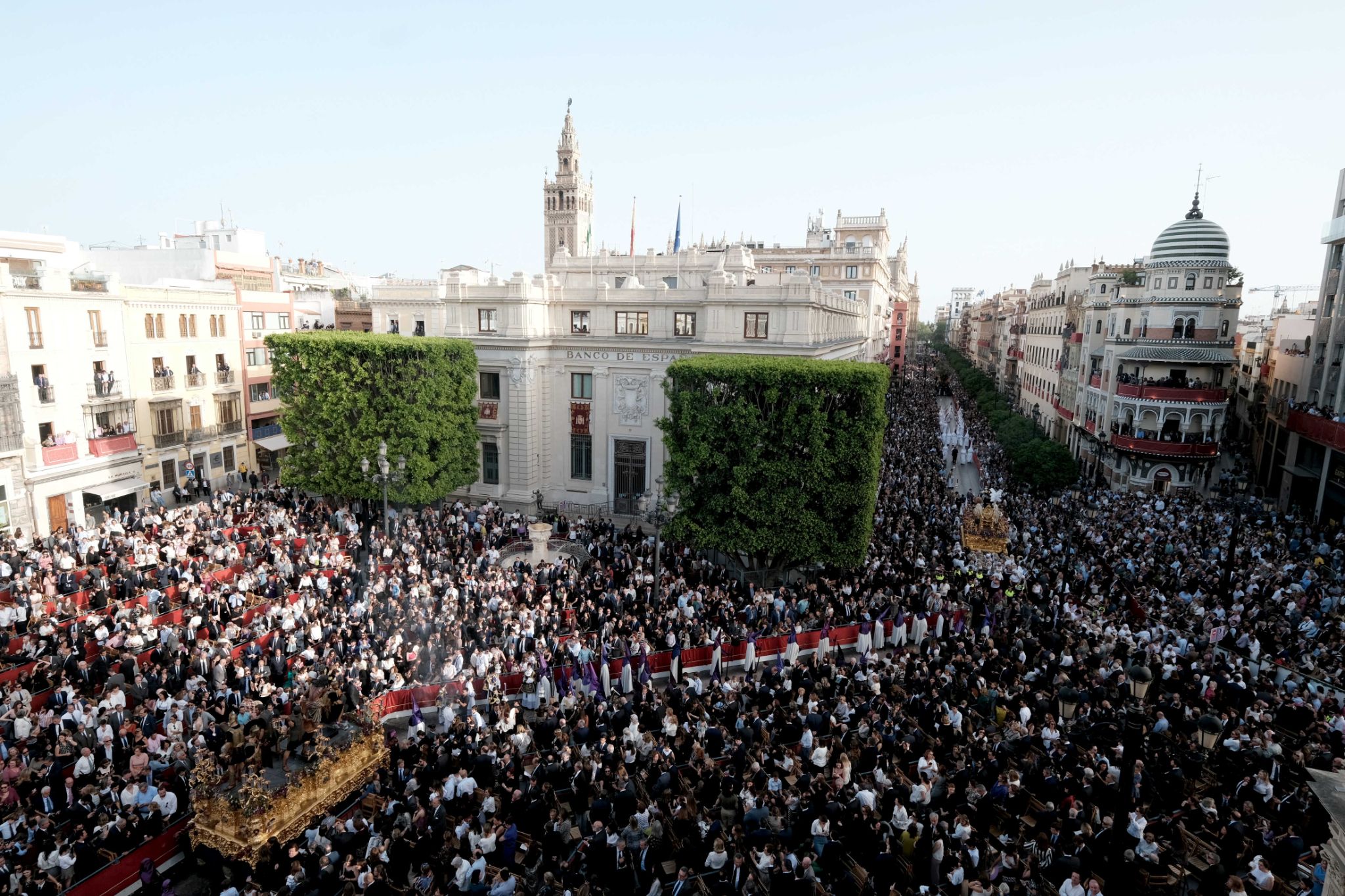 Andalucía ha rebasado el millón de turistas en Semana Santa. En la imagen, Santo Entierro Magno, el pasado Sábado Santo en Sevilla.
