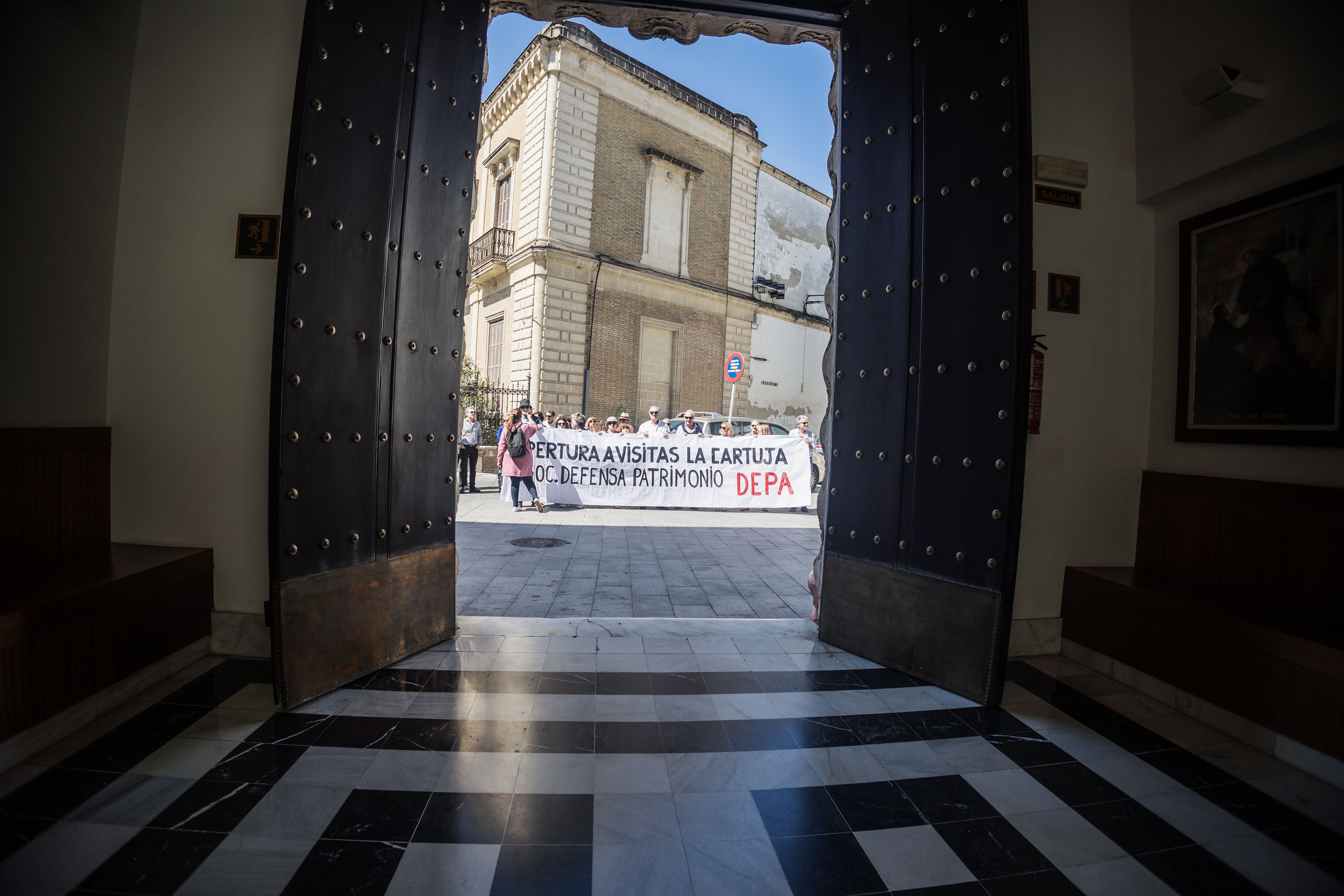 Concentración por la apertura a las visitas de la Cartuja, a las puertas del Obispado en Jerez, en una imagen de archivo.