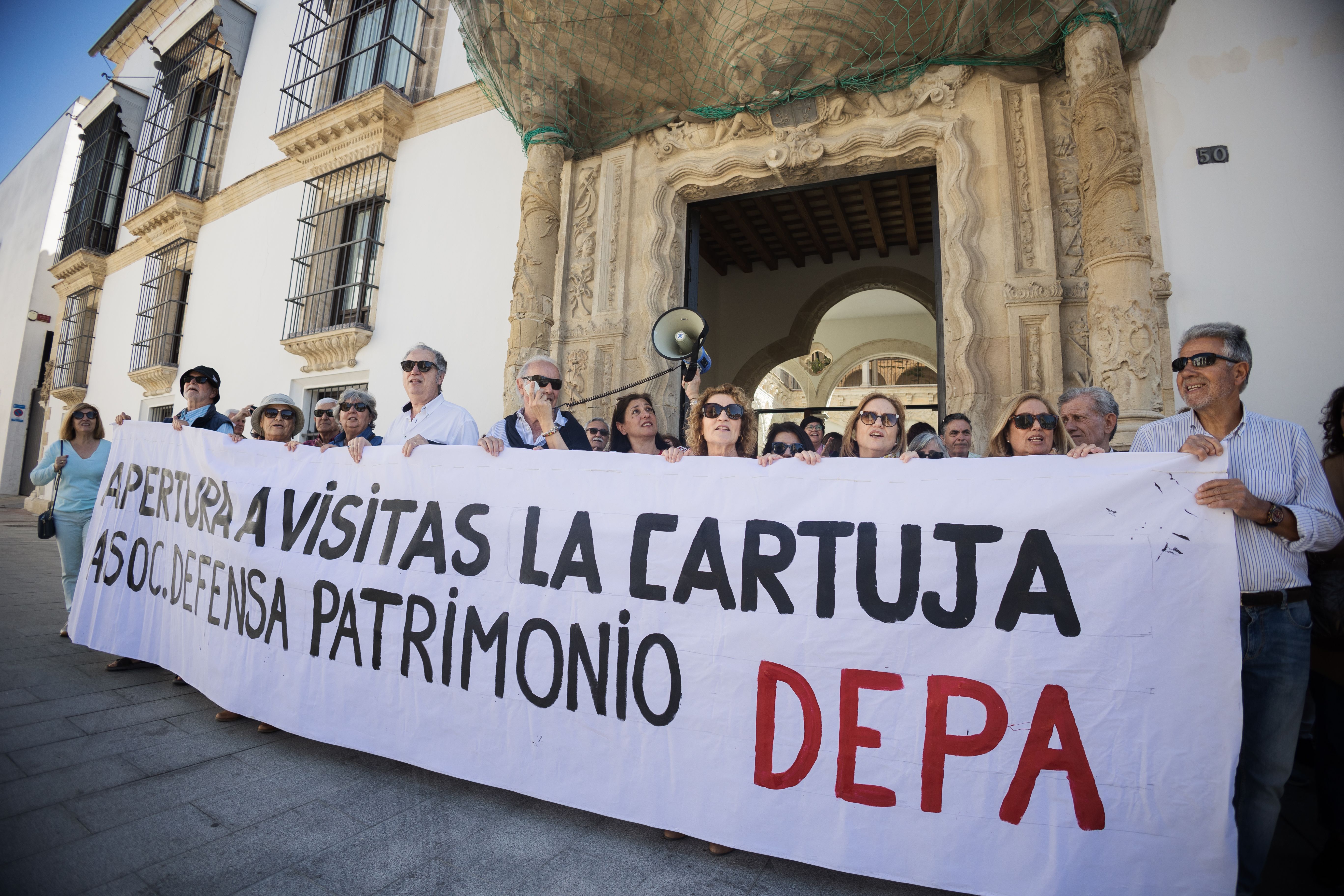 Manifestantes a las puertas del obispado para reclamar la apertura a las visitas del monasterio de La Cartuja en Jerez.