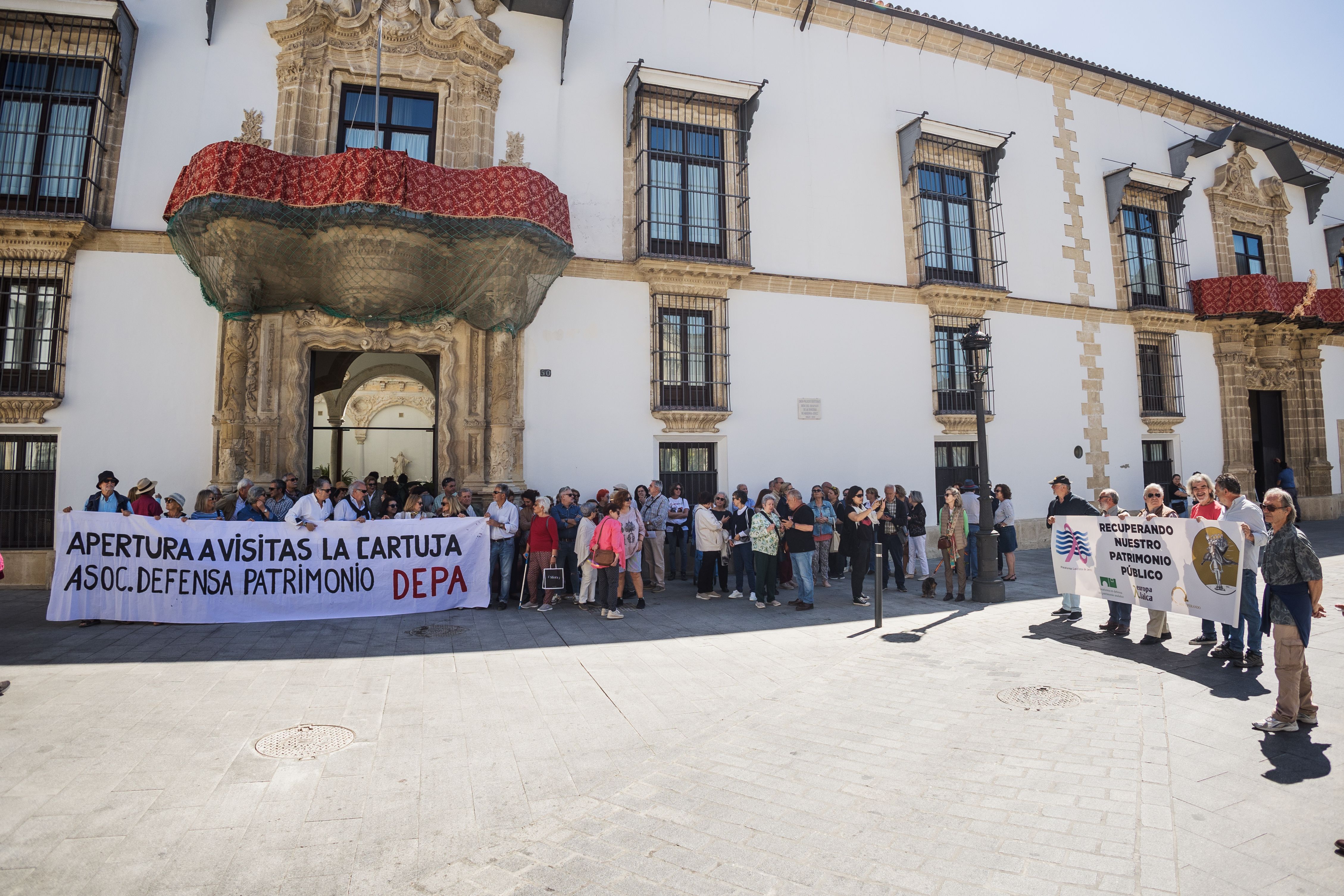 Una pasada manifestación por la apertura a las visitas de la Cartuja de Jerez, a las puertas del obispado.