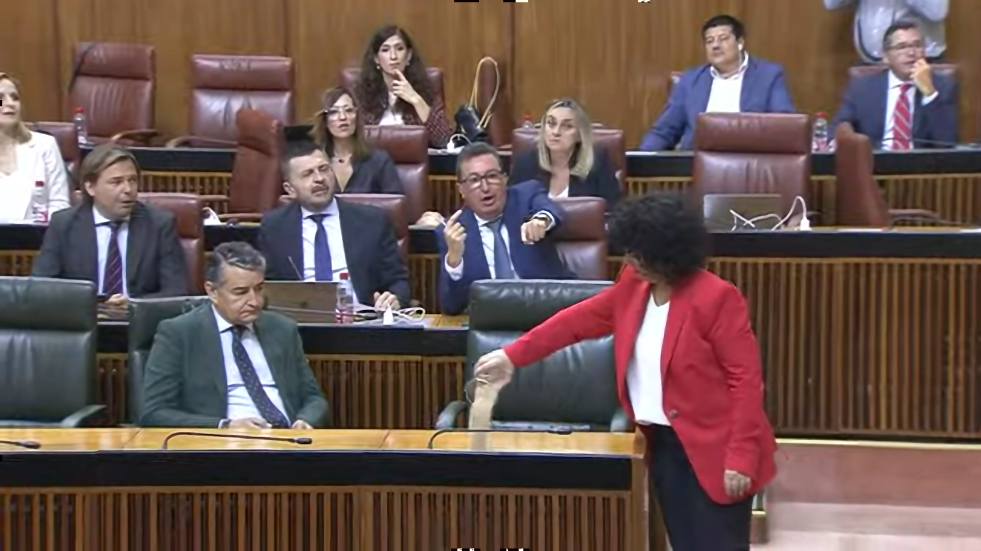 Momento en el que Maribel Mora tira arena en el Parlamento. Momento en el que Maribel Mora tira arena en el Parlamento.
