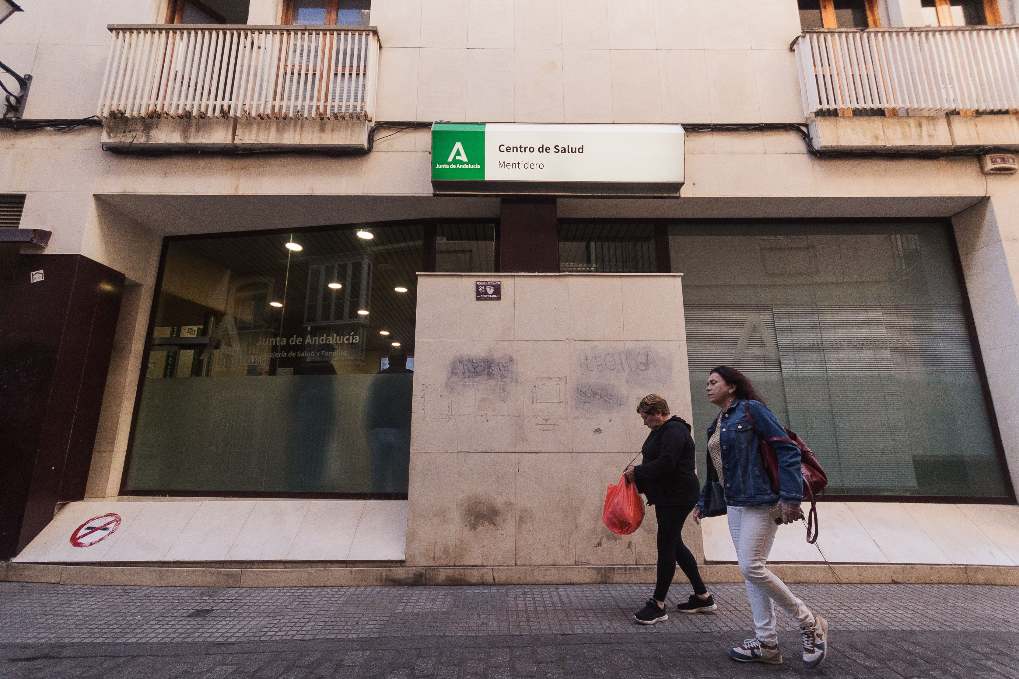 Arranca la huelga de facultativos de la Atención Primaria en centros de salud como El Mentidero, en Cádiz. 