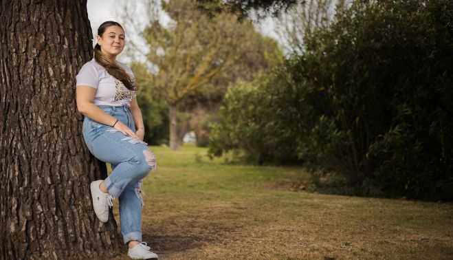 La joven está lista y preparada para su participación televisiva.