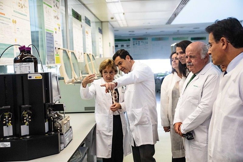 Moreno y el consejero de Sanidad, Jesús Aguirre, este lunes visitando una empresa médica en Granada.