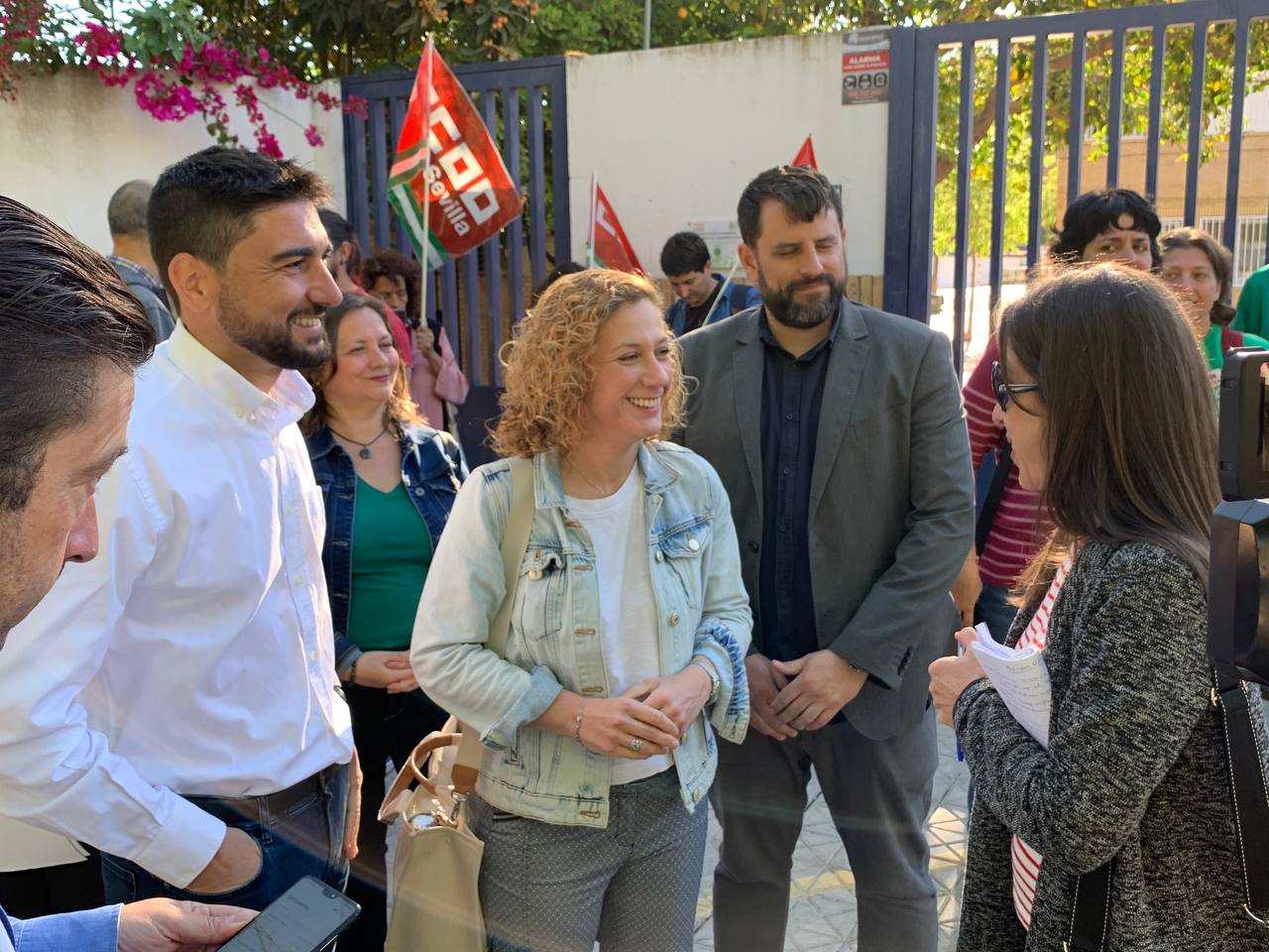 Hornillo y Sánchez con miembros de la comunidad educativa del CEIP Adriano, en Pino Montano (Sevilla), este pasado martes durante la protesta.