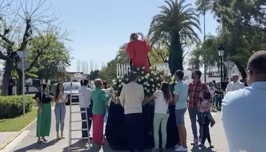 Una procesión en Tous, la localidad donde irrumpió el conductor borracho.