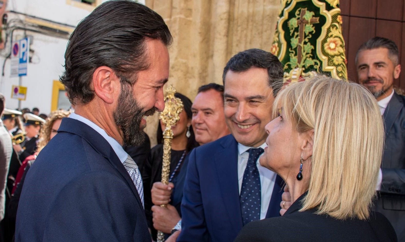 Álvaro González, de Juntos por Nueva Jarilla, con Juanma Moreno y María José García Pelayo, en una foto de hace unos meses.