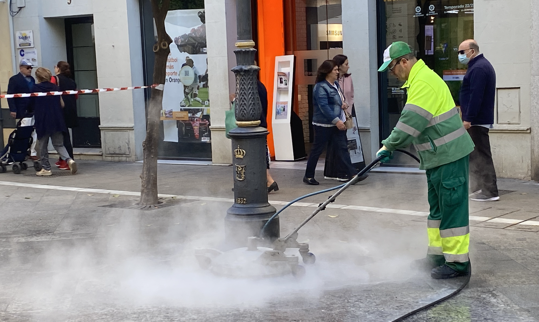 Un operario en la calle Larga en pleno trabajo de retirada de la cera. 